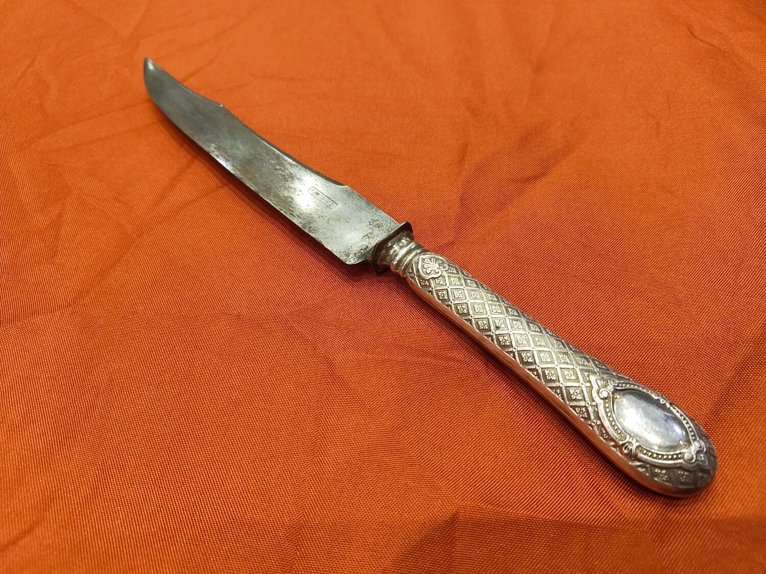 Exceptional cutting set with silver stag.