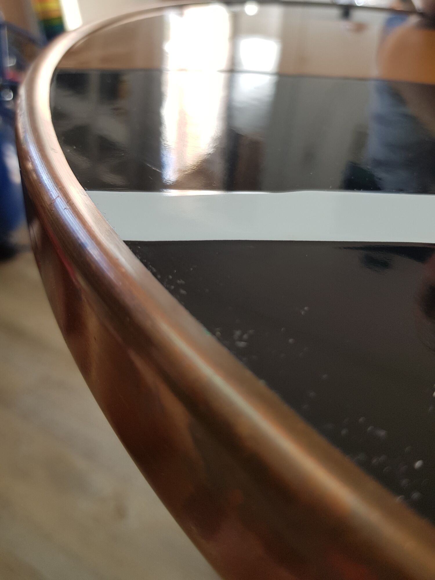 Table bistrot émaillée avec cerclage de cuivre et pieds en fonte