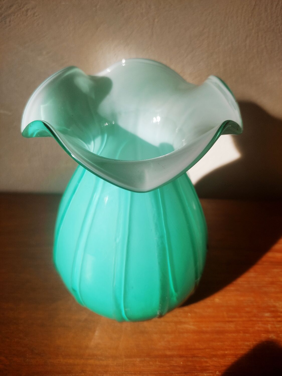 Vase corolle en opaline italienne vert amande
