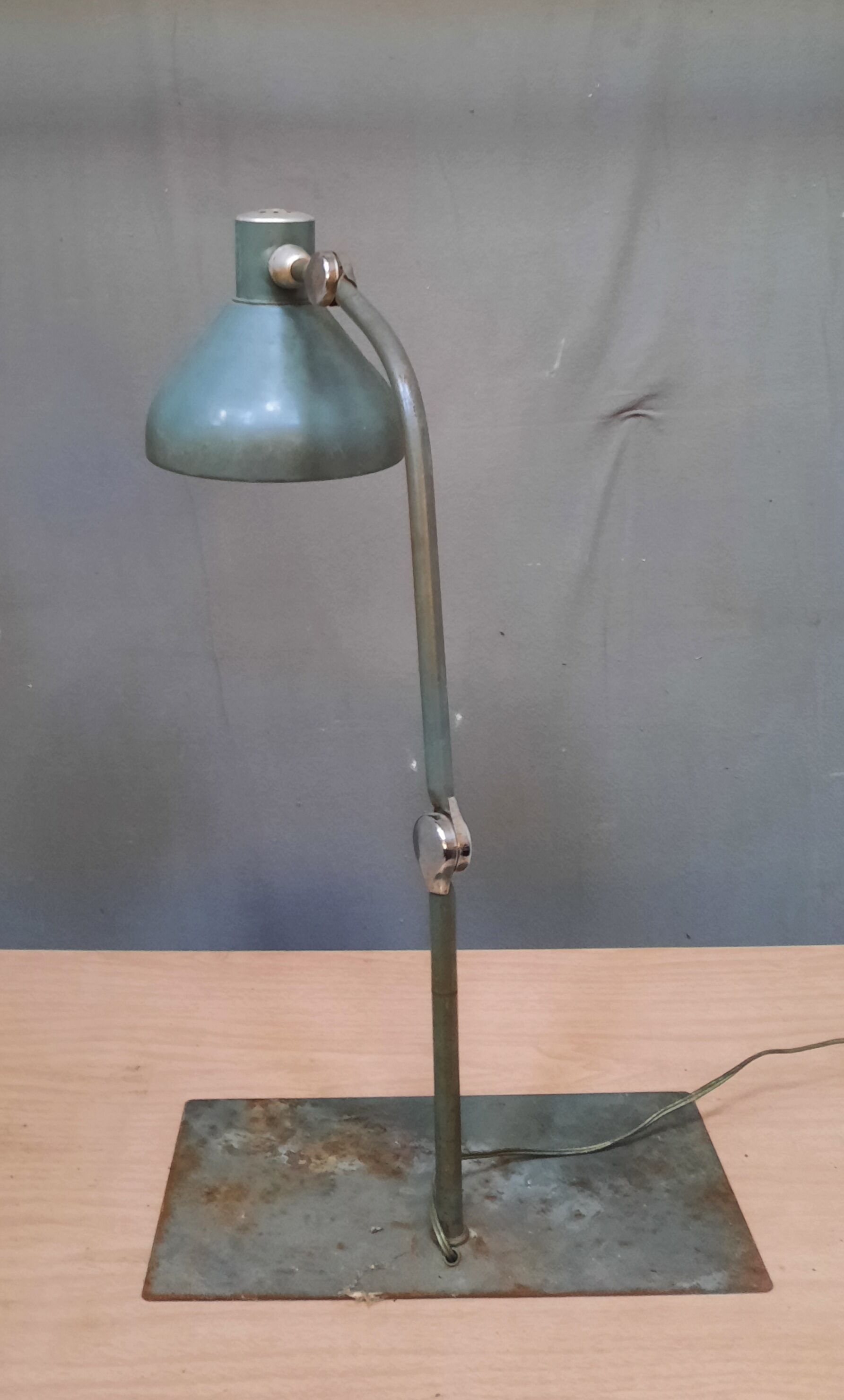 Lampe industrielle articulée  en métal vert