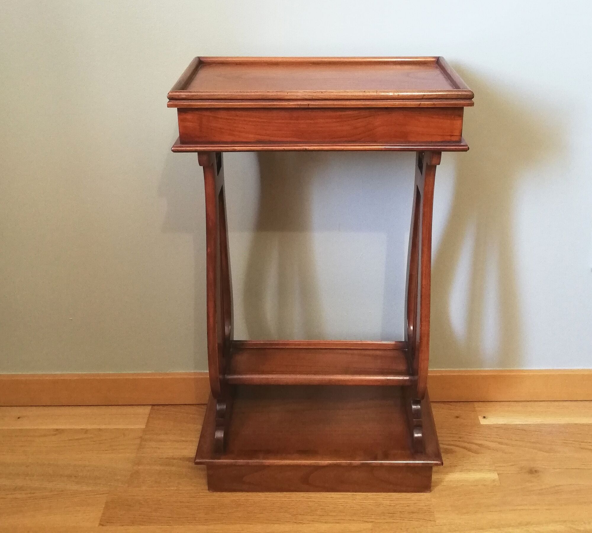 Pedestal table or English cherry saddle with lyre feet