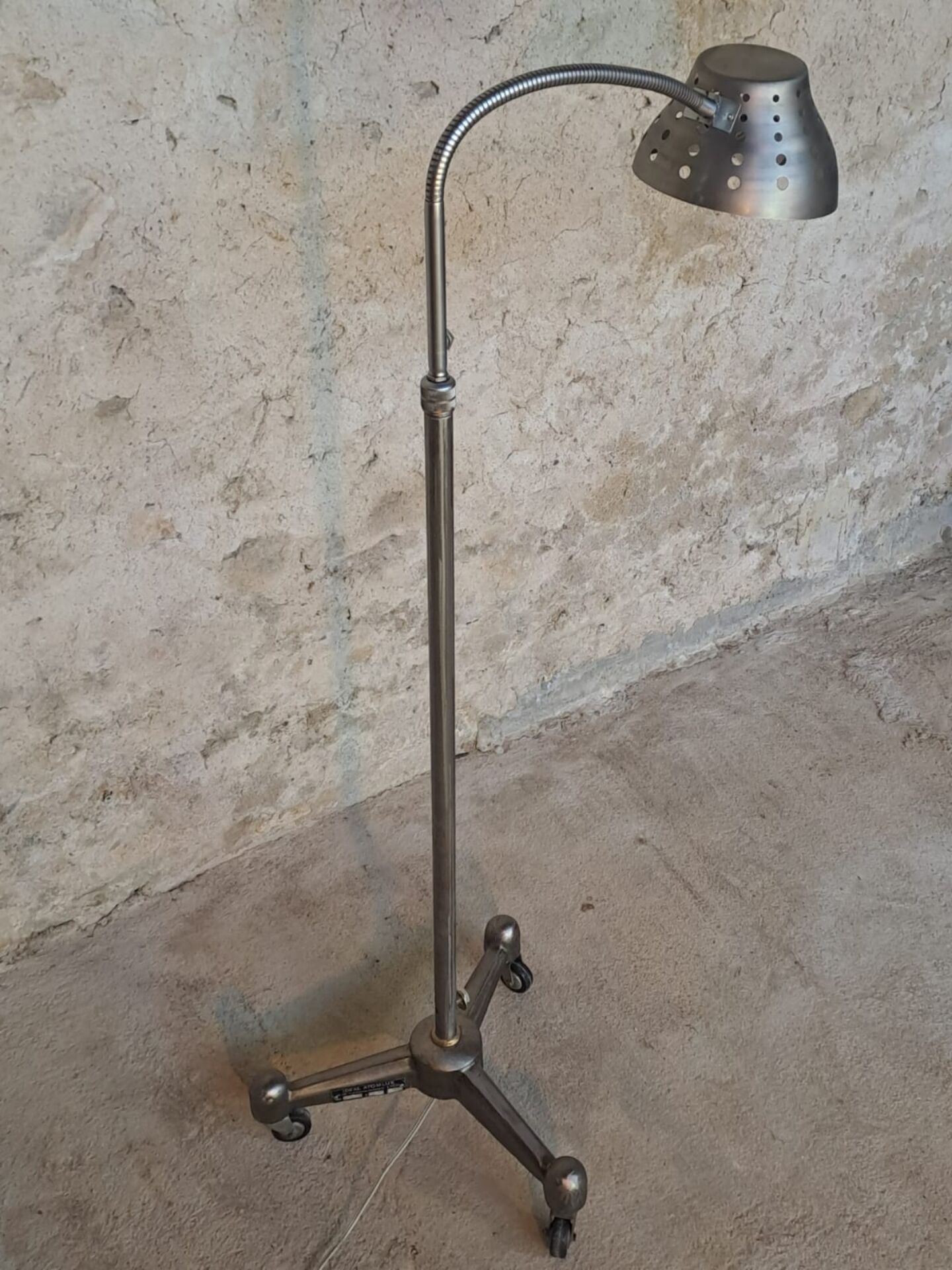 Lampadaire tripode industriel IDEAL Atomlux,  France 1950