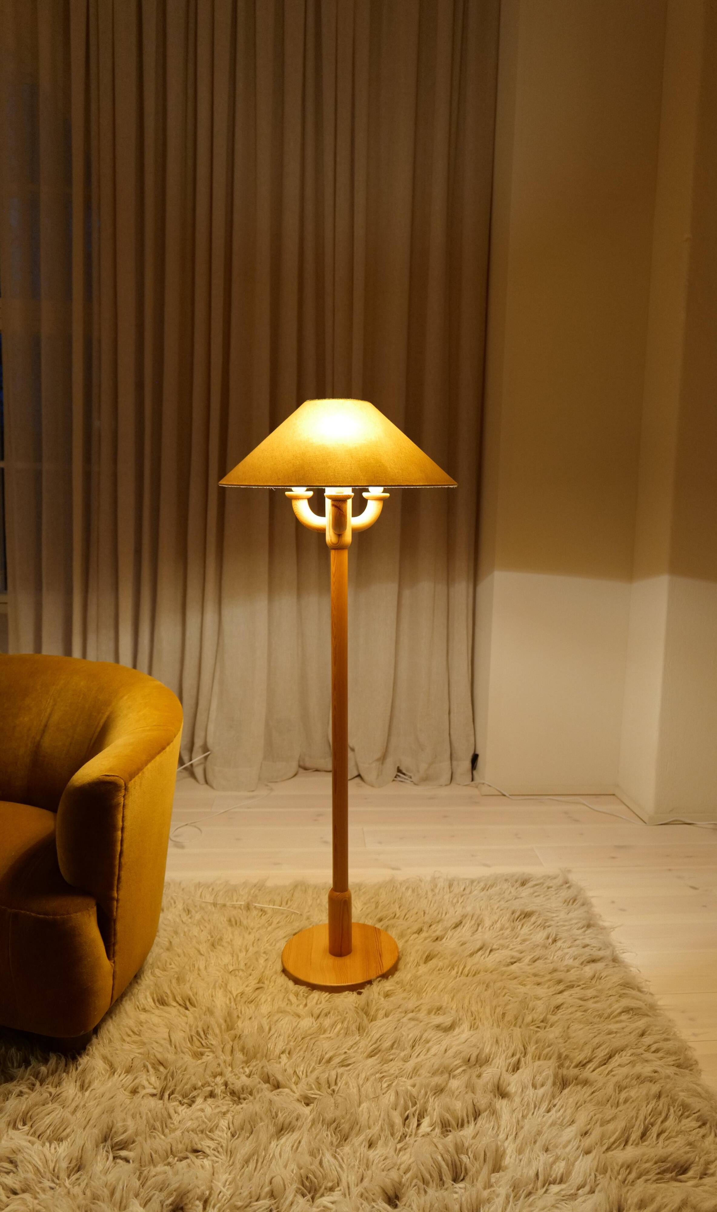 Sculptural modern floor lamps in pine, Sweden 1970s.