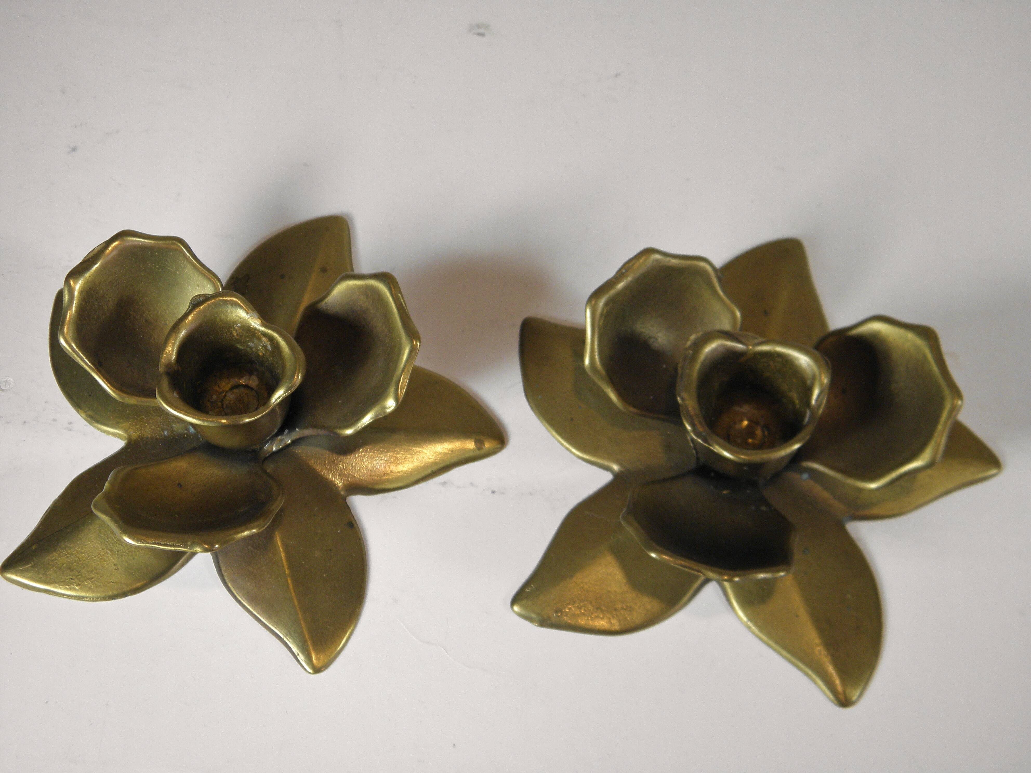 Two "flowers" candle holders in brass - 1970s