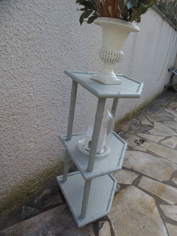 Etagère d'angle en bambou sublimée vert de gris.