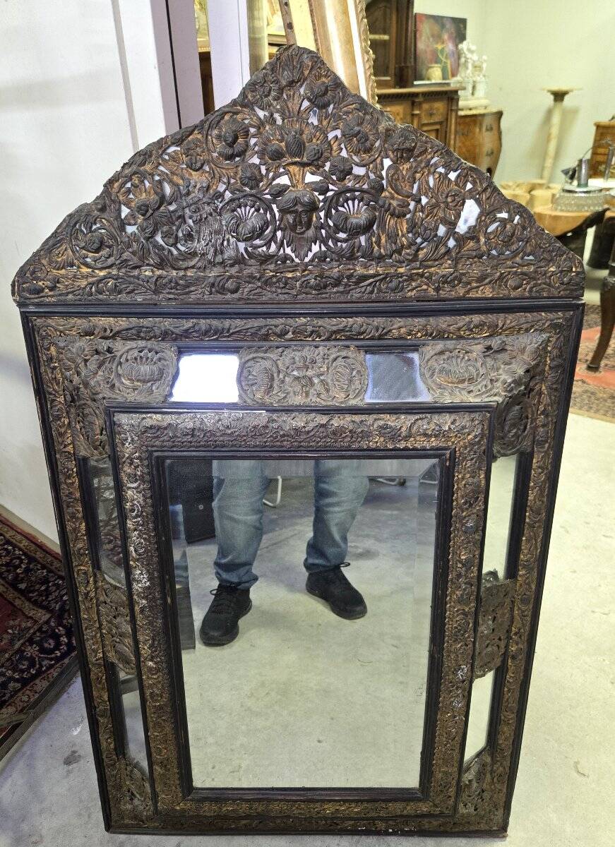 Antique mirror in repoussé and patinated copper from the Napoléon III era.