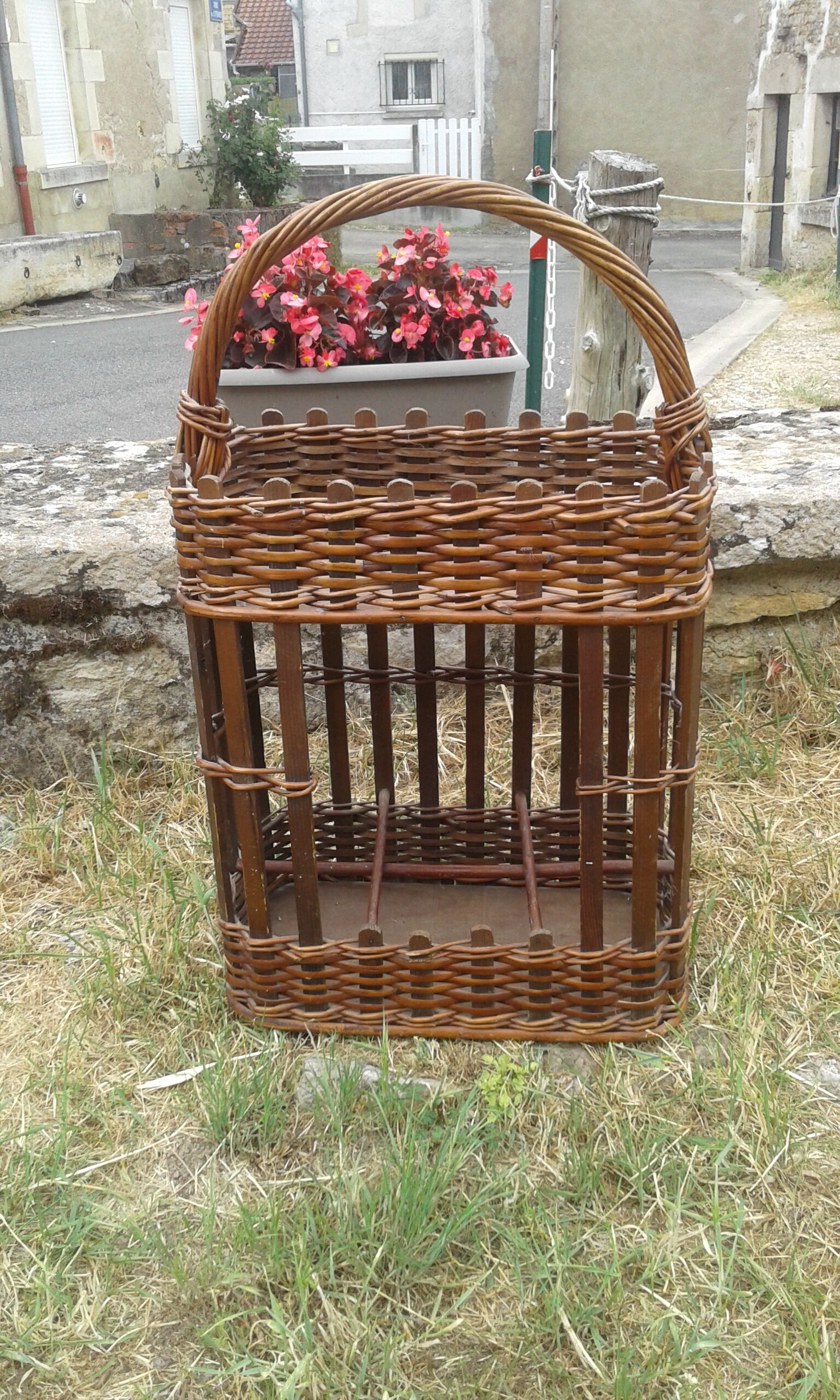 Rattan bottle bar with handle