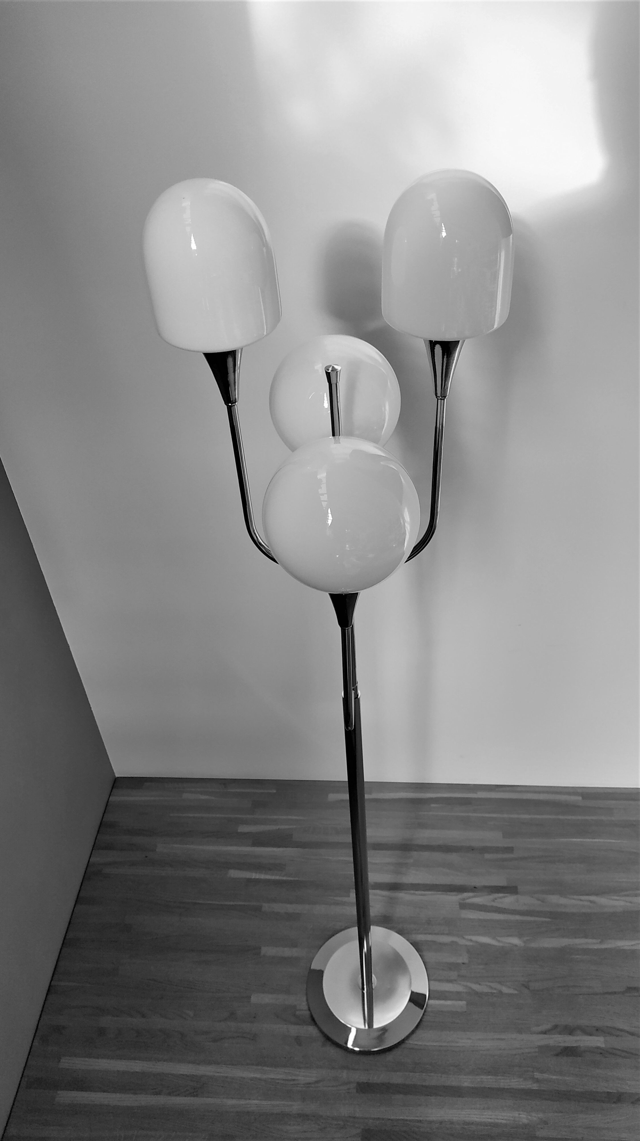 Lampadaire chromé à 4 globes des années 70 dans le gout de Sciolari