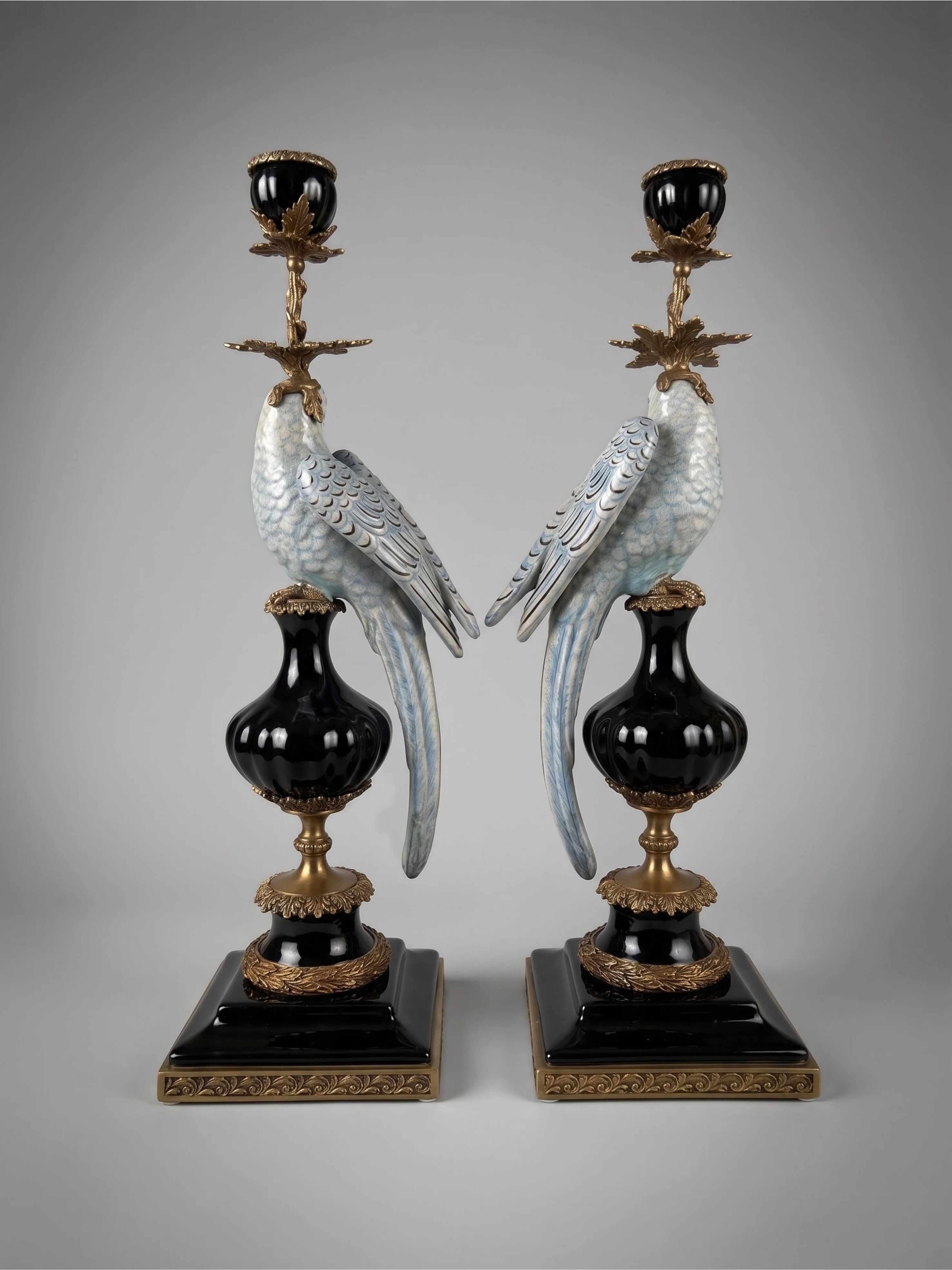Paire de grands bougeoirs aux perroquets en porcelaine craquelée bleu ciel et bronze doré, dans un élégant goût néoclassique inspiré du style Louis XVI
