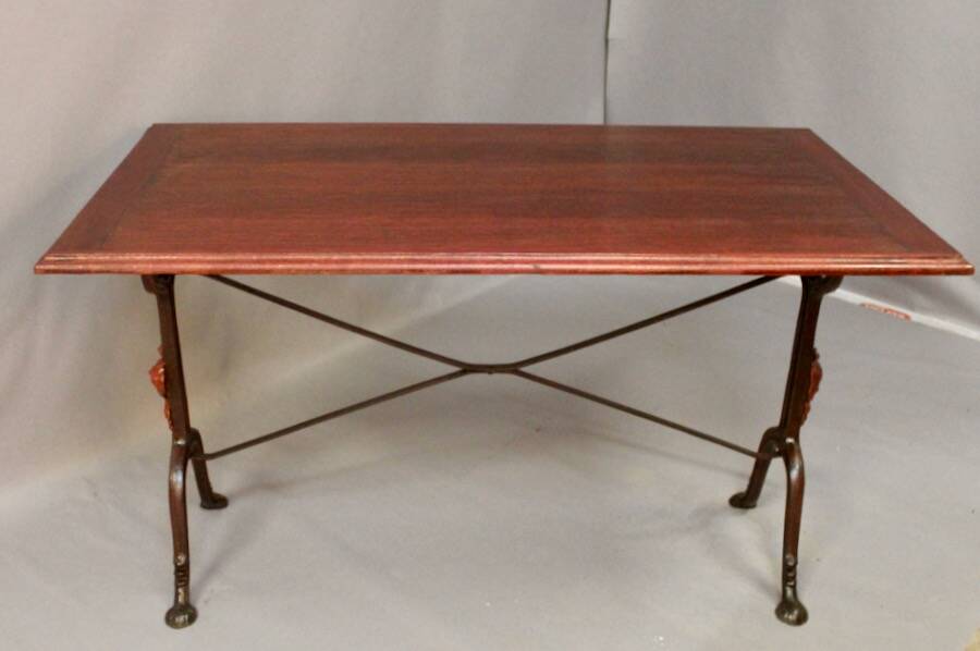 9 tables bistrot en bois et fer forgé, 1900