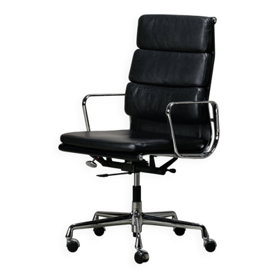 Chaises EA219 Soft Pad de Charles & Ray Eames en cuir noir et aluminium, Vitra