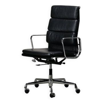Chaises EA219 Soft Pad de Charles & Ray Eames en cuir noir et aluminium, Vitra