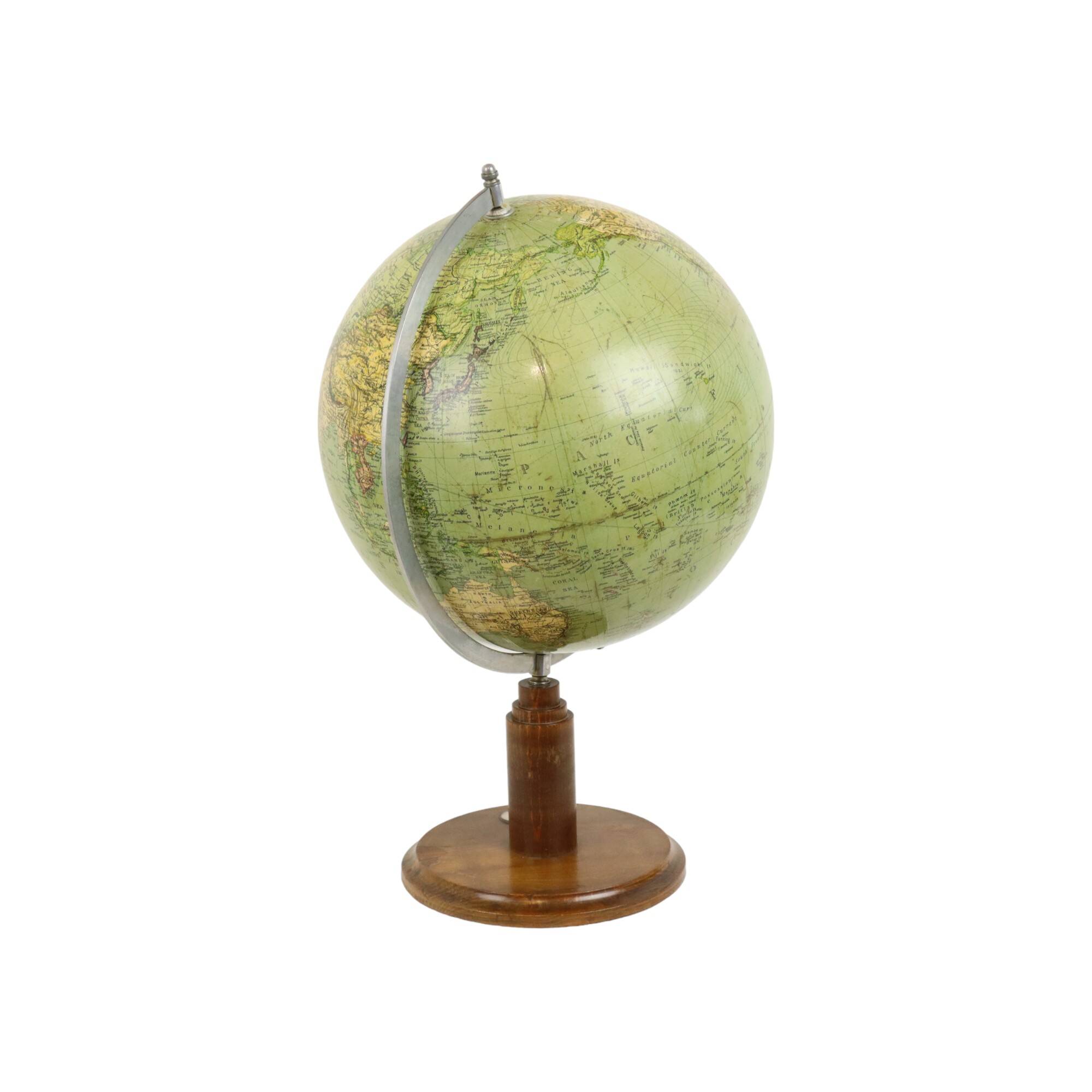 Globe terrestre vintage avec boussole sur socle en chêne, datant des années 1940.