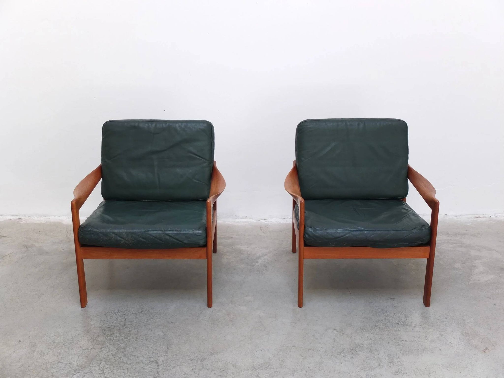 Paire de fauteuils danois par Illum Wikkelsø pour Niels Eilersen, années 1960.