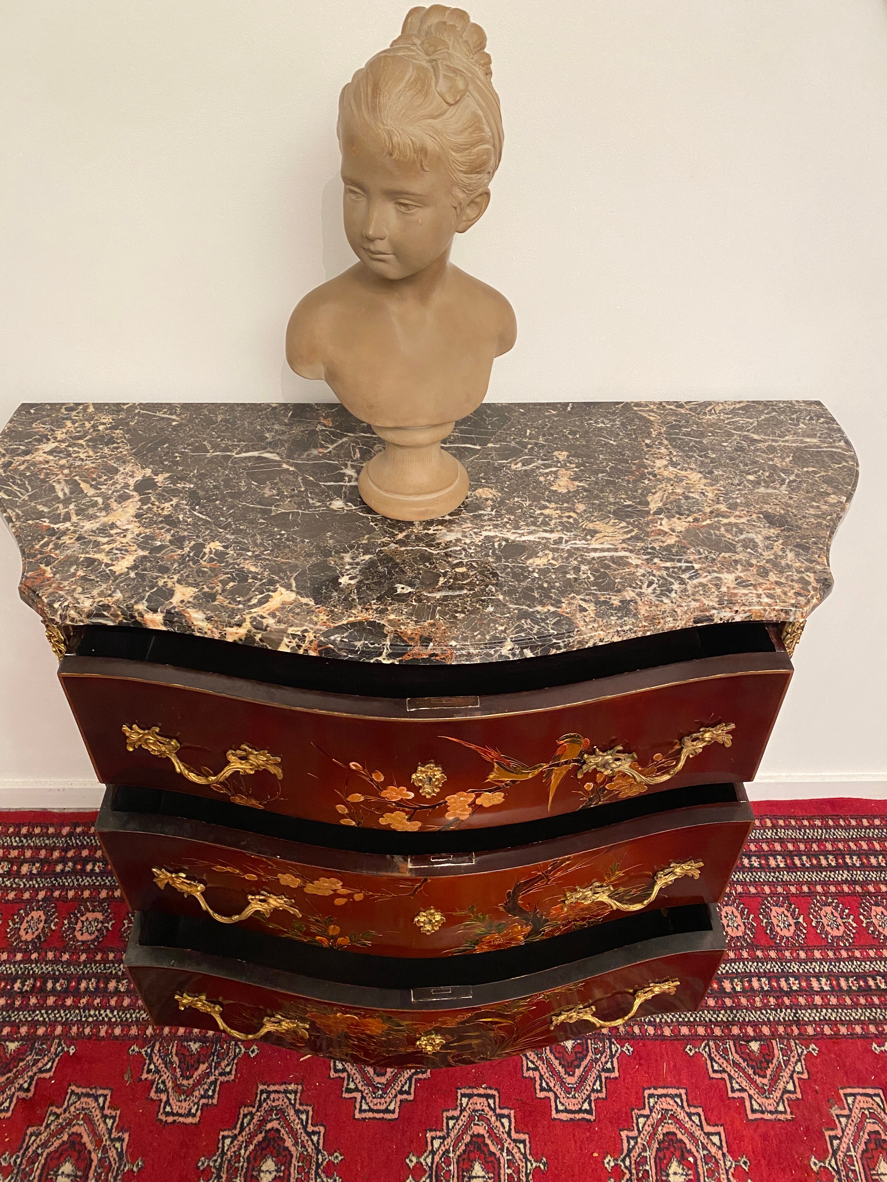 Commode galbée
