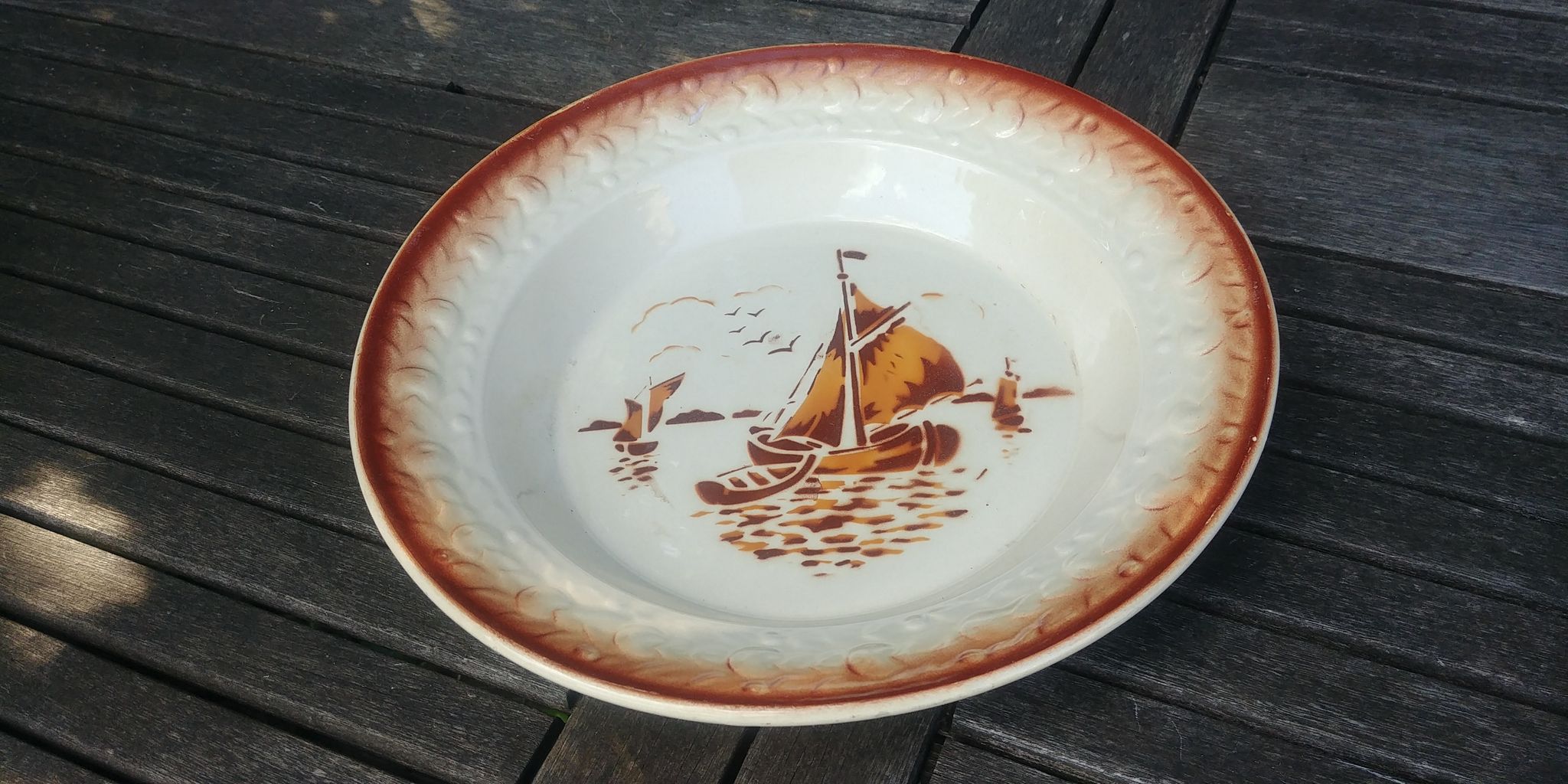 Hollow serving dish of the faiencerie Saint Amand ML model Godefroy
