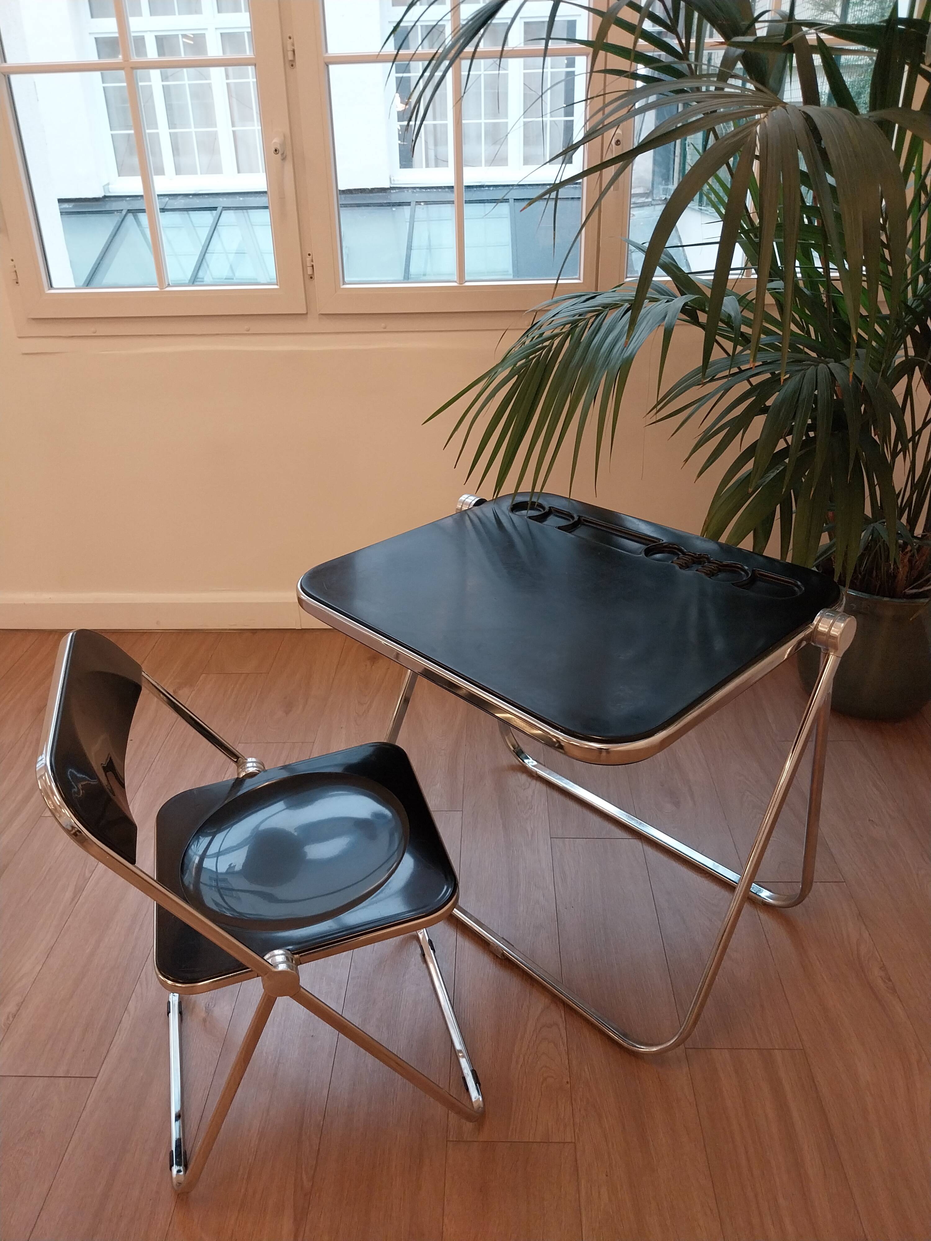 Vintage lot design – Platone table + black Plia chairs – Anonima Castelli