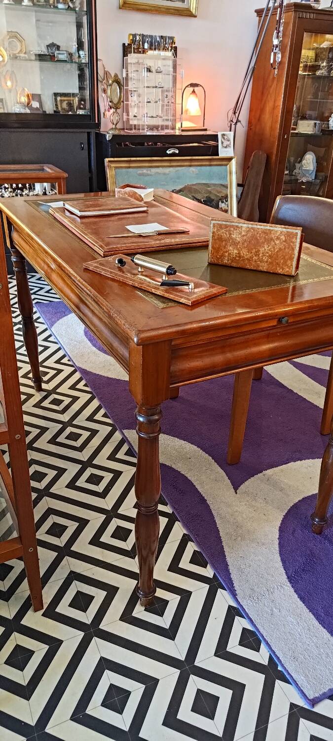 Minister's desk with pull tabs