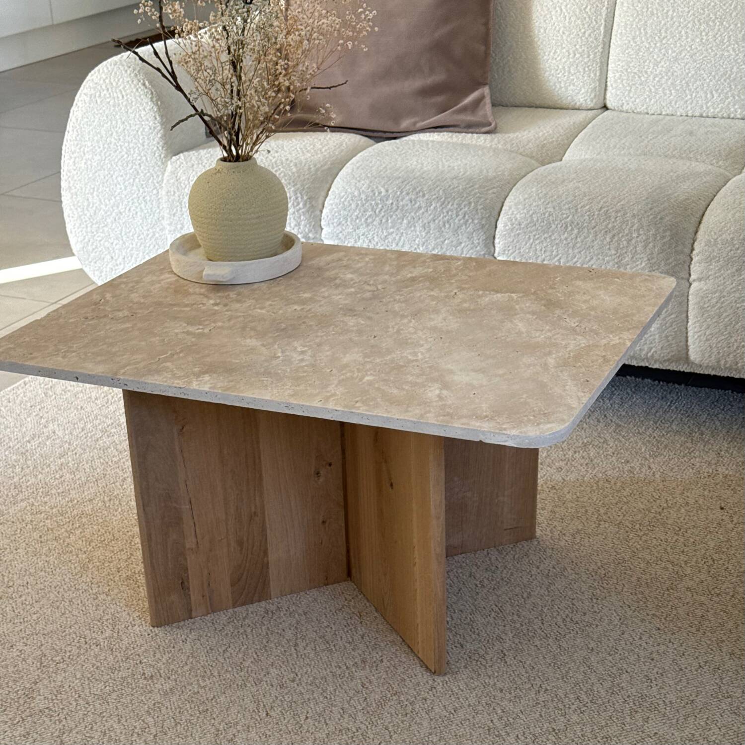 Rectangular coffee table in travertine and raw oak.