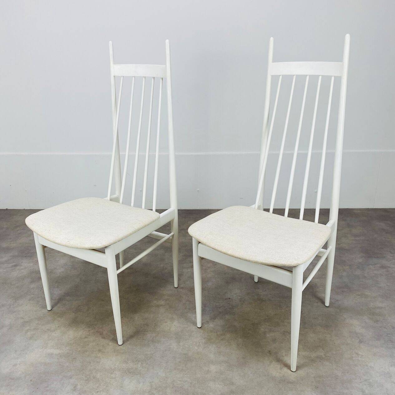 2 Scandinavian slatted chairs, white, from the 1960s.