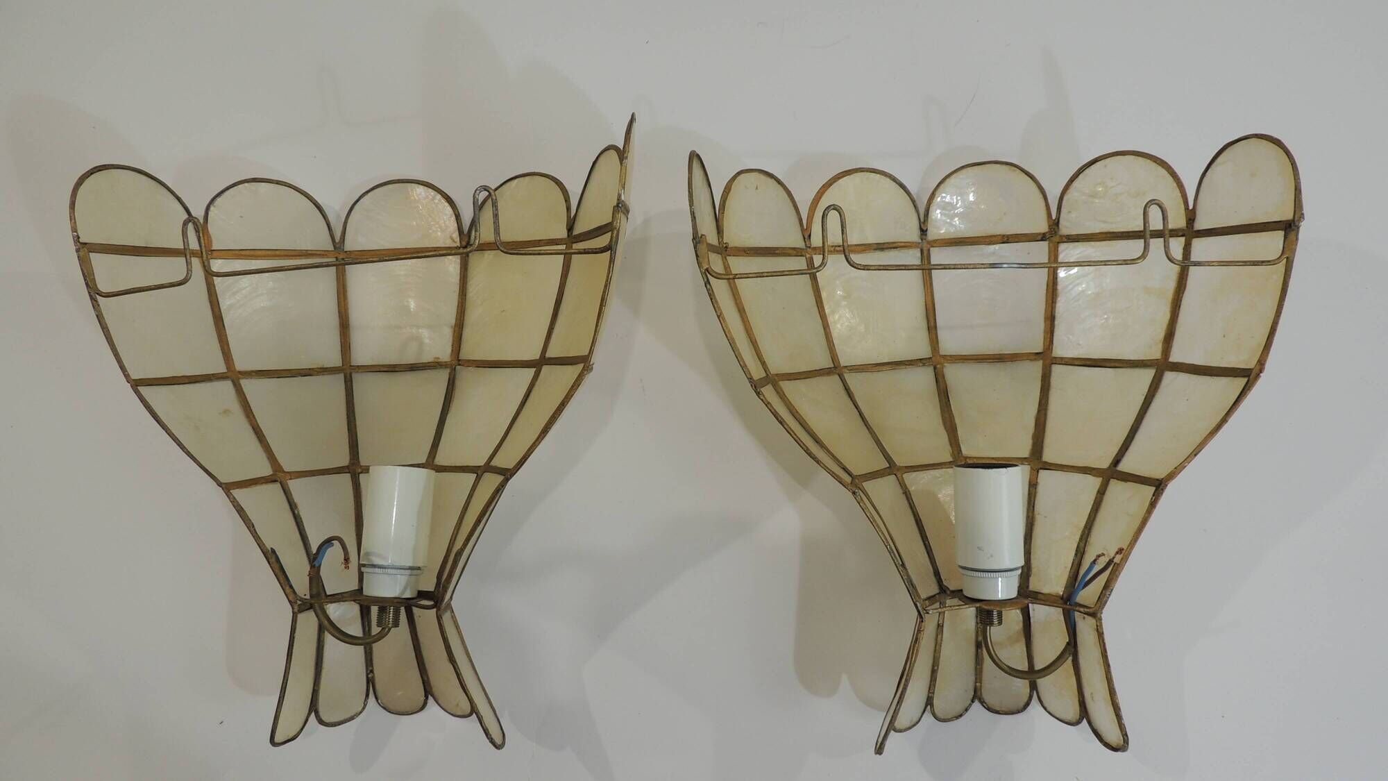 Pair of vintage mother-of-pearl and brass wall sconces – Floral shape