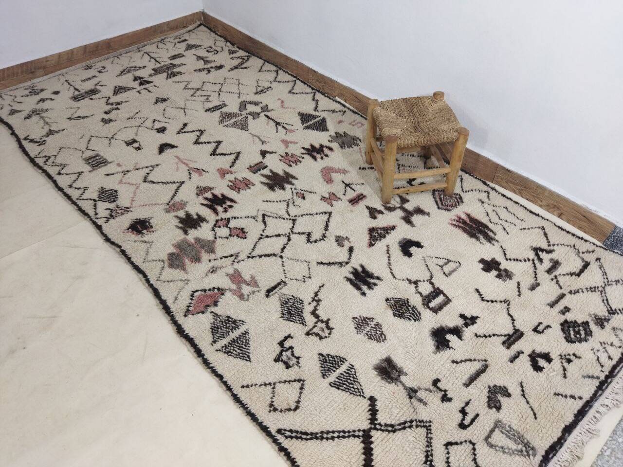 Vintage Berber rug 306 X 135 CM