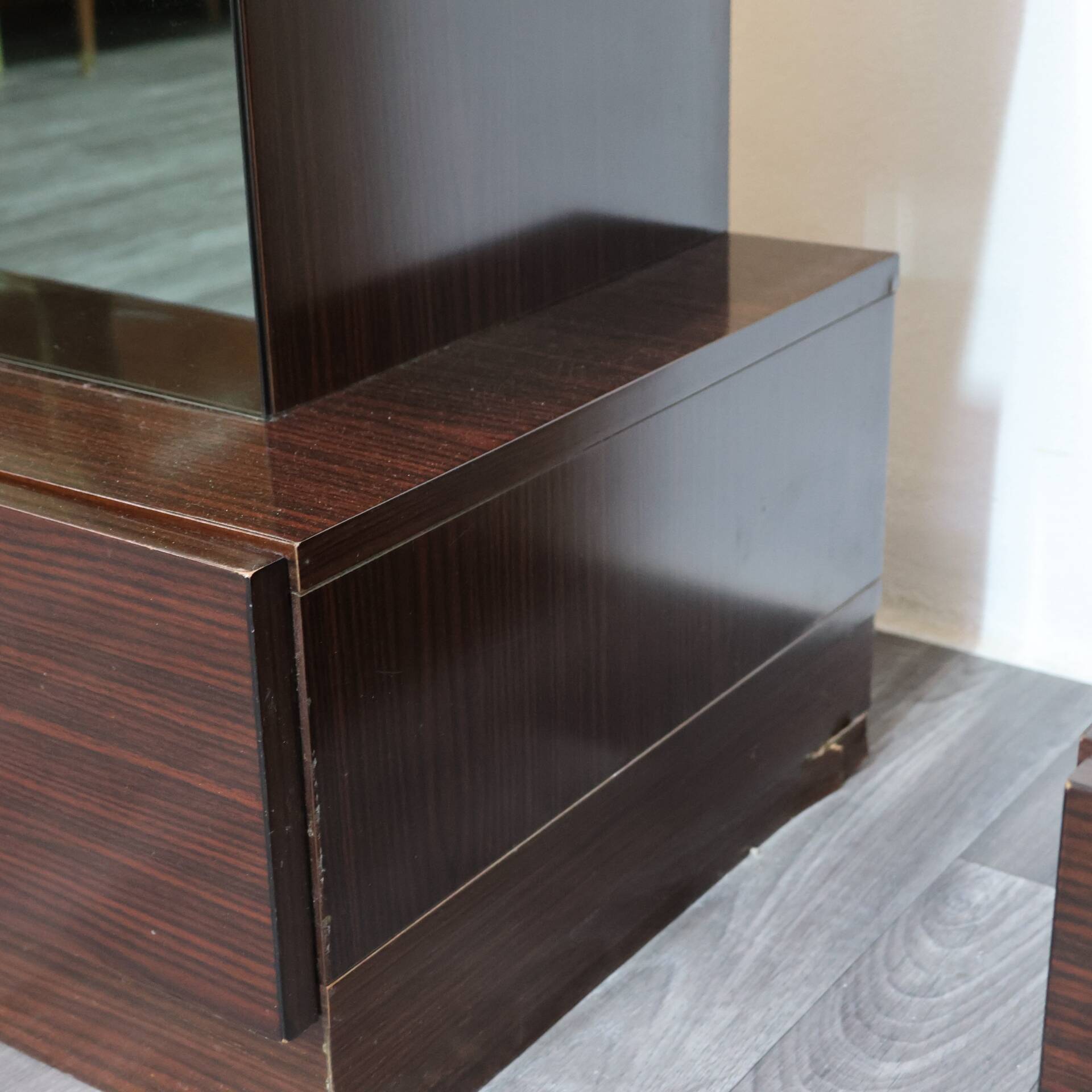 Paire de chevets en ébène design cubique années 80