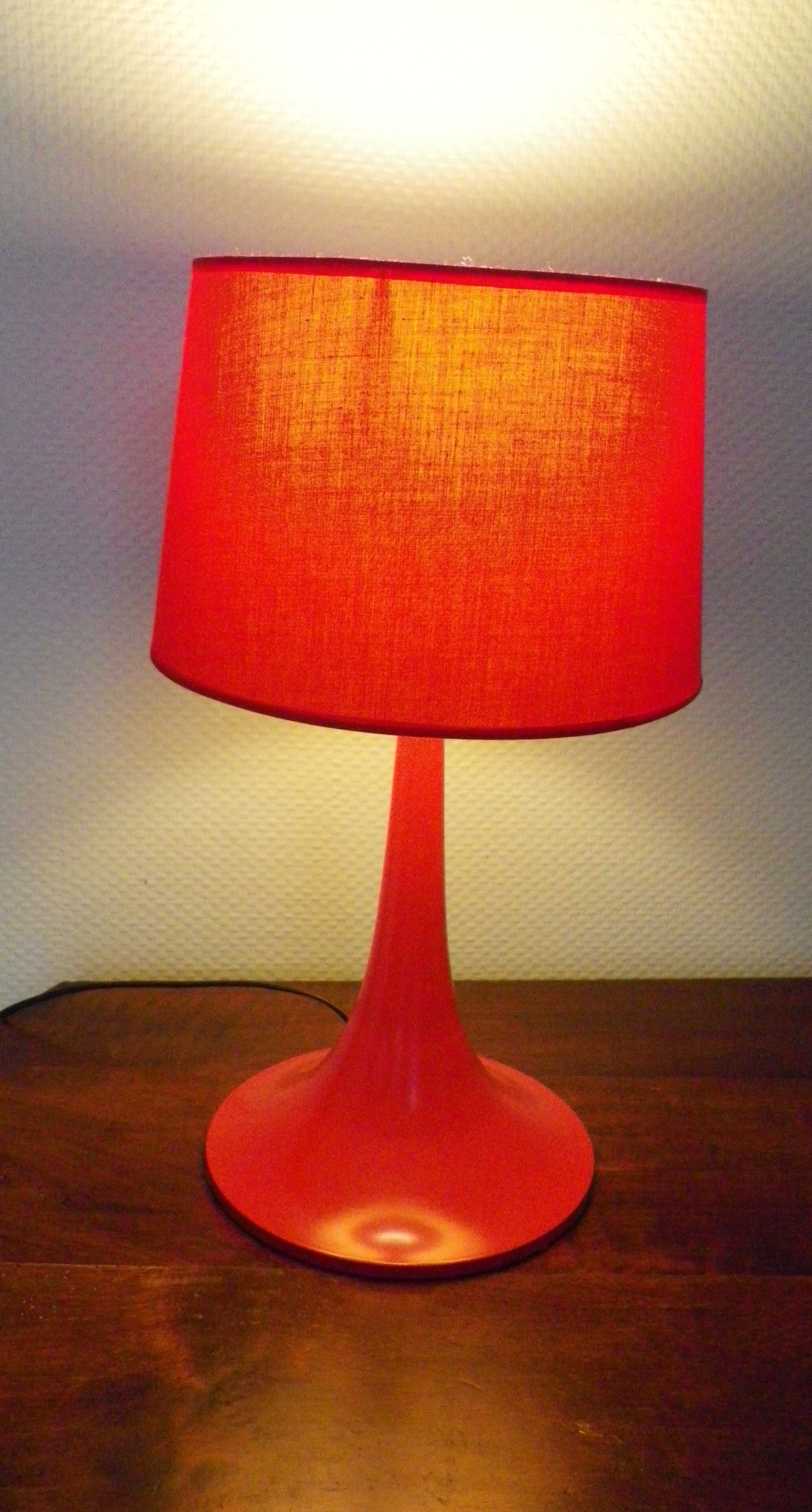 Lampe à poser, pied métal rouge, abat jour rouge, années 70