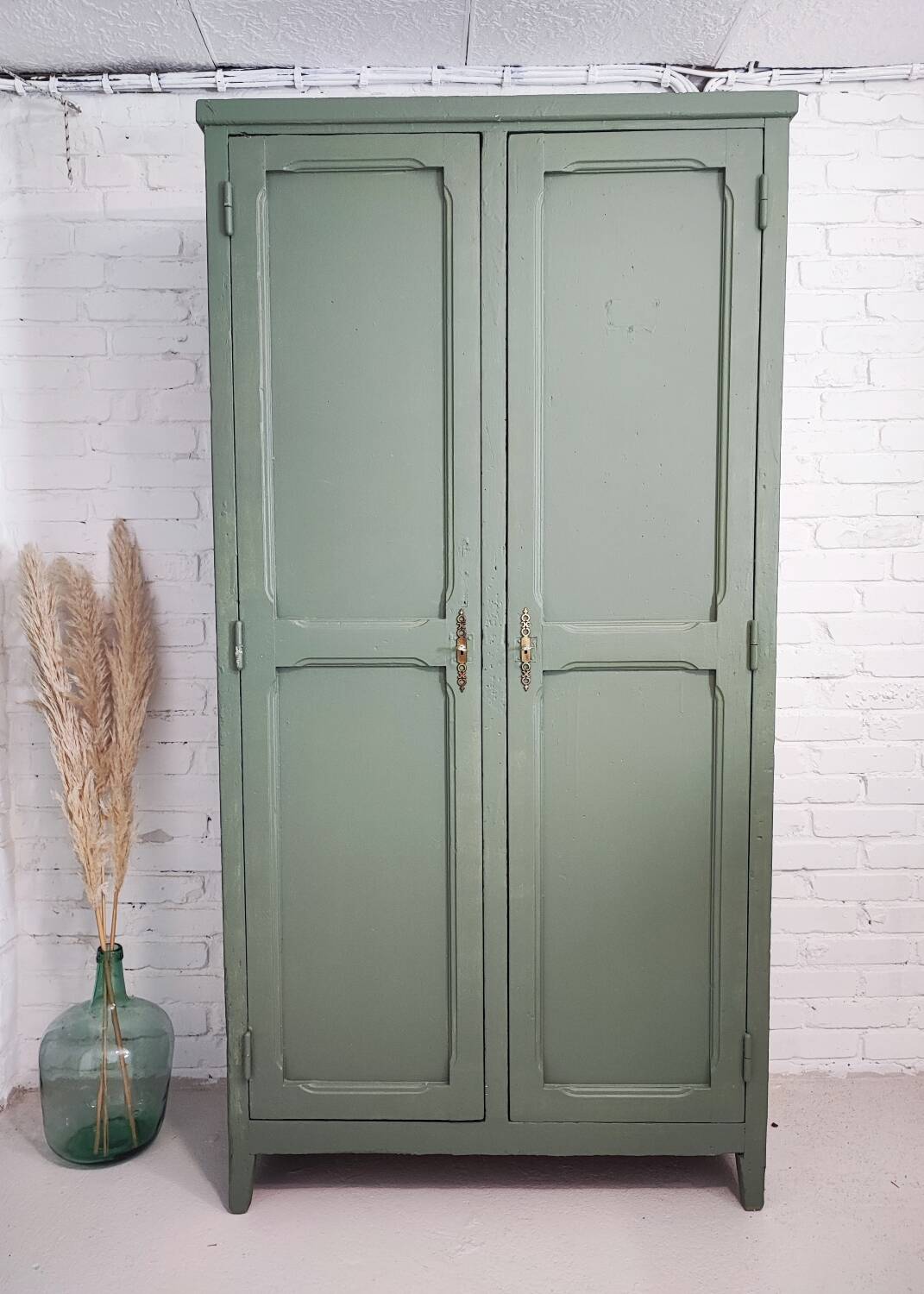 Parisian khaki wardrobe