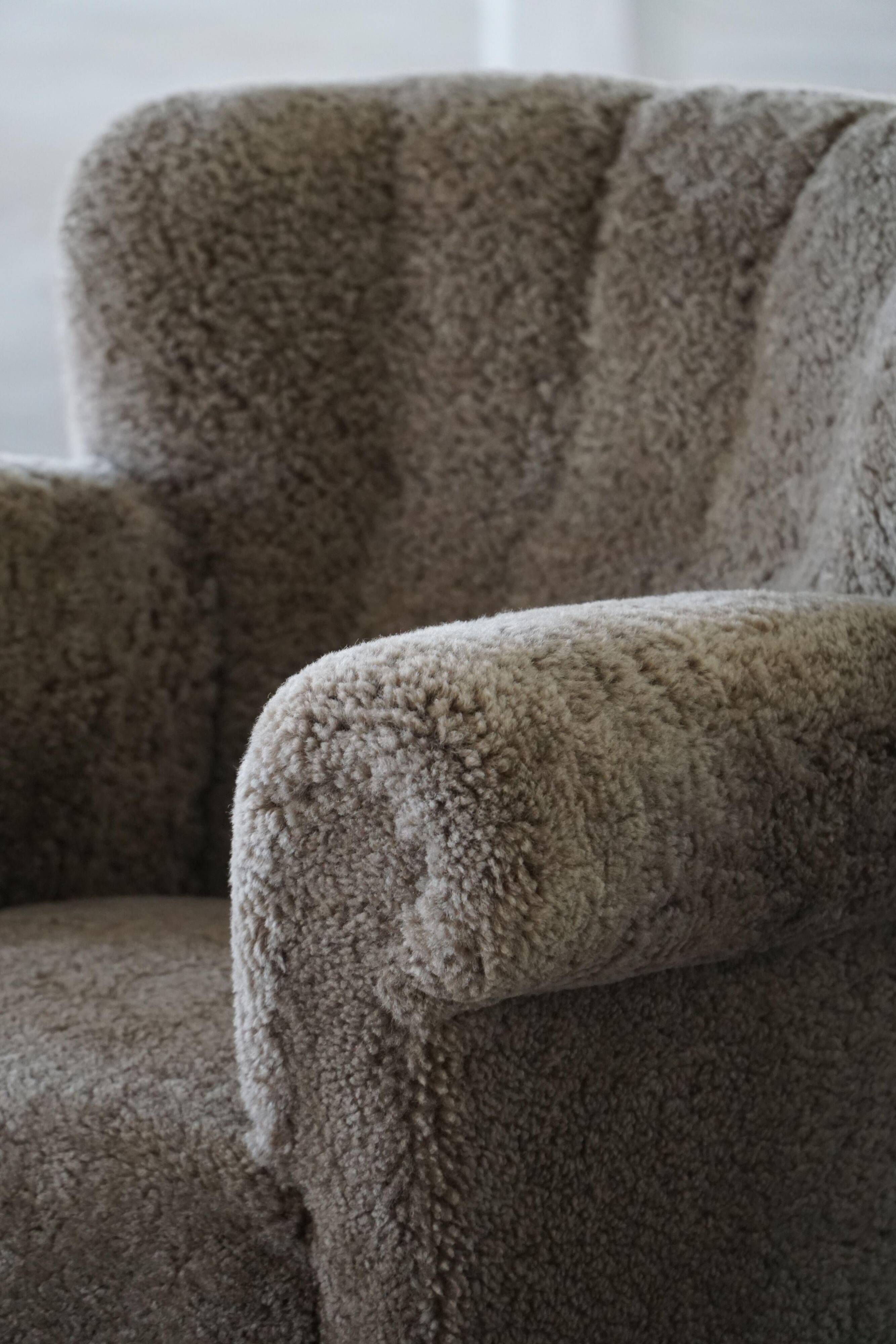 Fritz Hansen, pair of modern Danish lounge chairs, lambswool, Model No 1490, 1940s