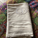 Drap 2 personne métis avec bandeau à fleurs brodé et monogramme