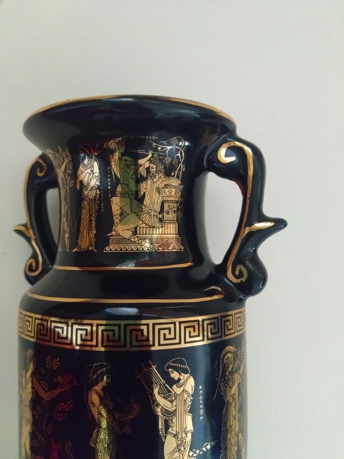 Petit vase noir et or