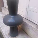 Vase design en verre opaline gris