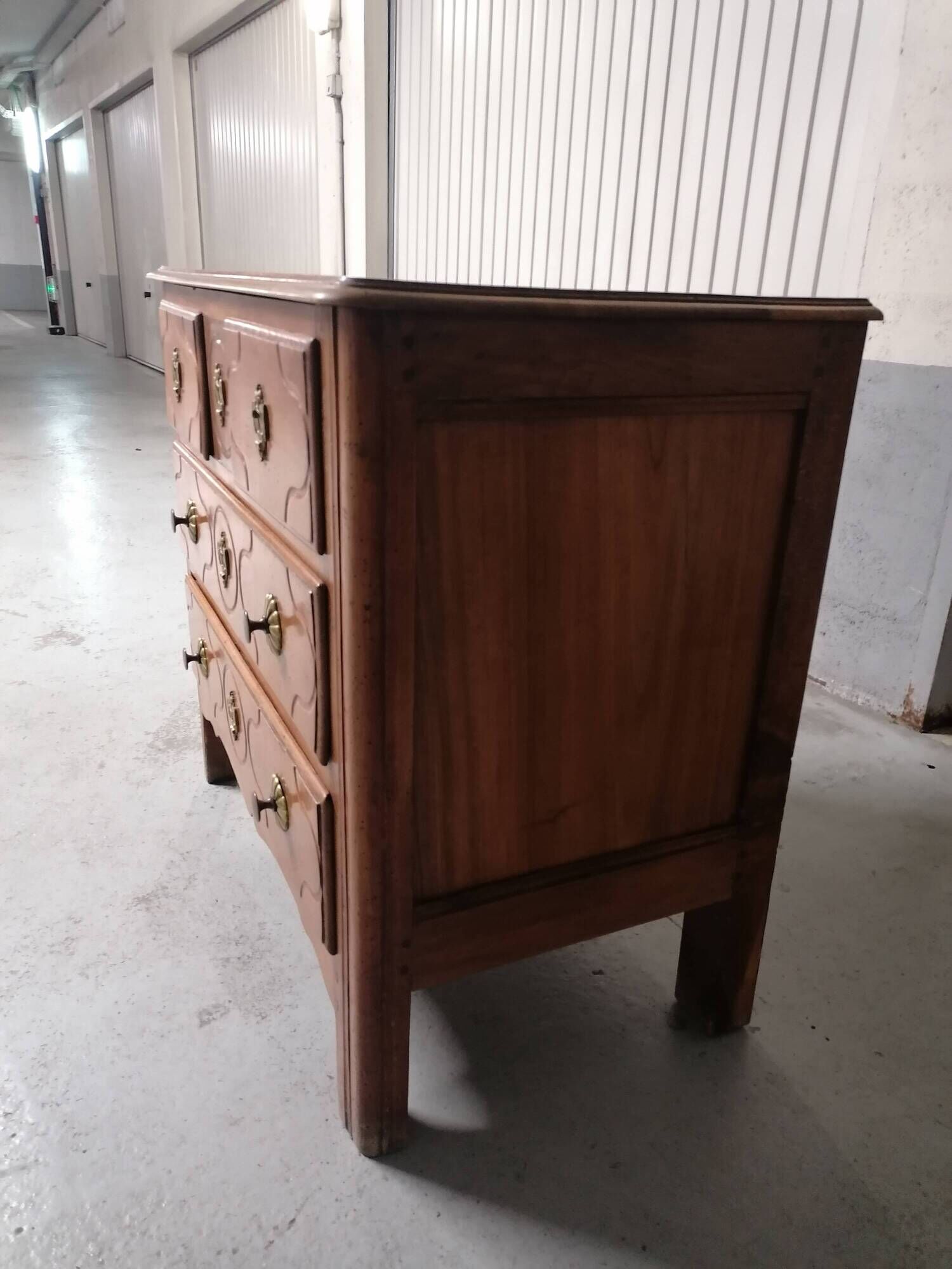 Small Parisian Louis XV chest of drawers in walnut/cherry – 18th century