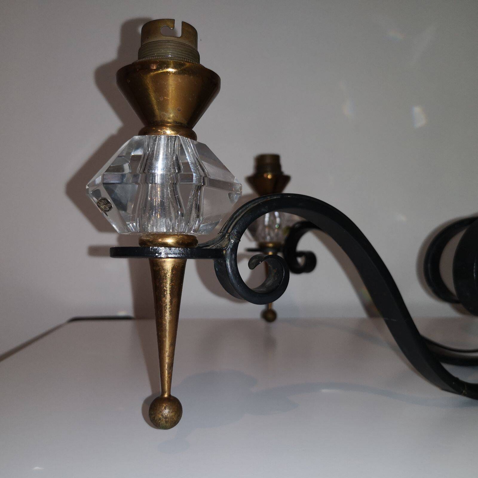 Lustre moderniste en fer forgé, laiton et cristal de Sèvres, 1950