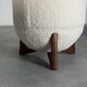 Tabourets totemo de forme, revêtement bouclé dedar ivoire, pieds en noyer