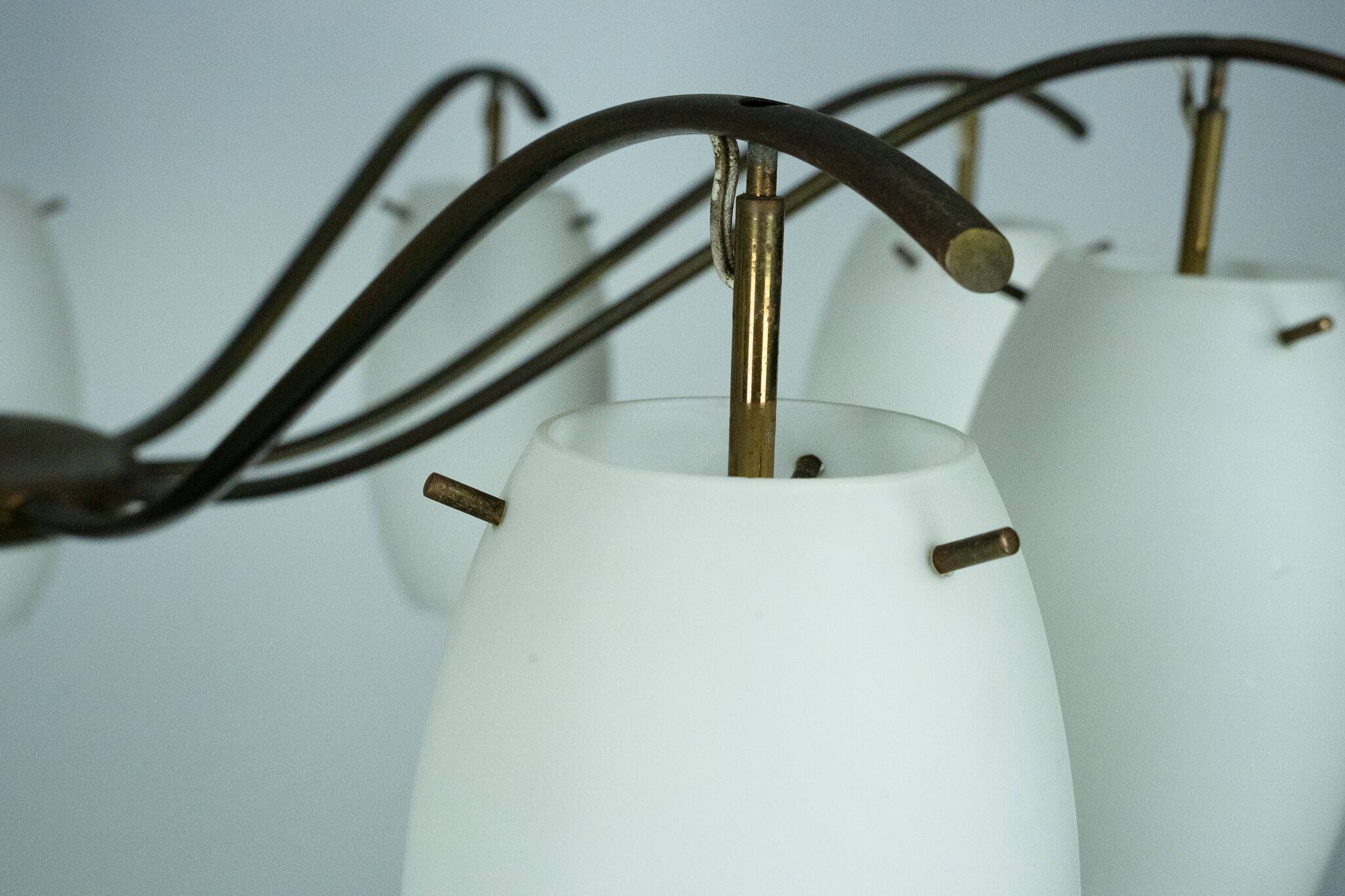 Rare lustre Arredoluce Monza à 9 lumières en laiton et verre opalin, Italie, 19