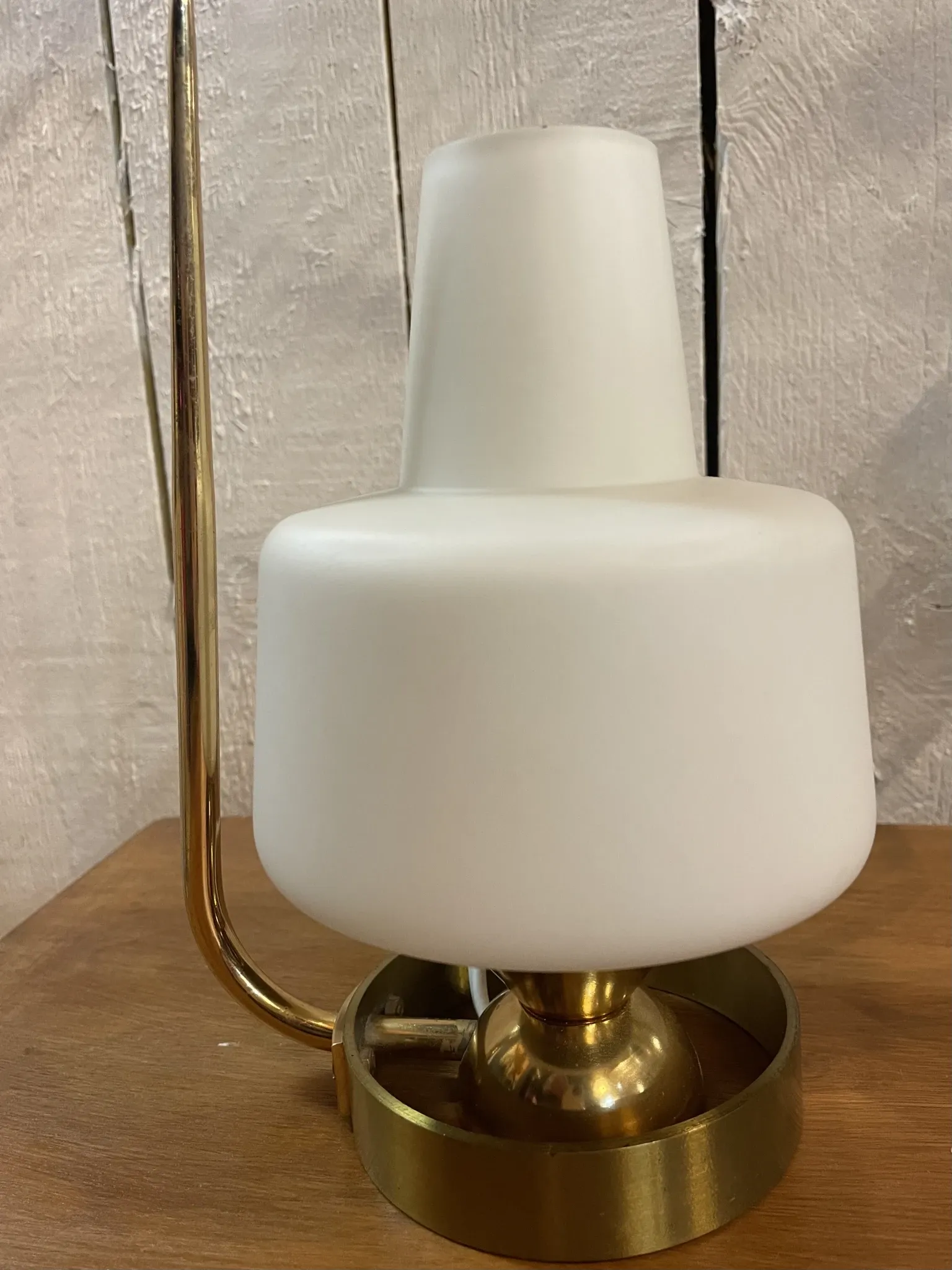 Table lamp in gold metal and opaline.