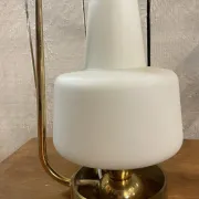 Table lamp in gold metal and opaline.