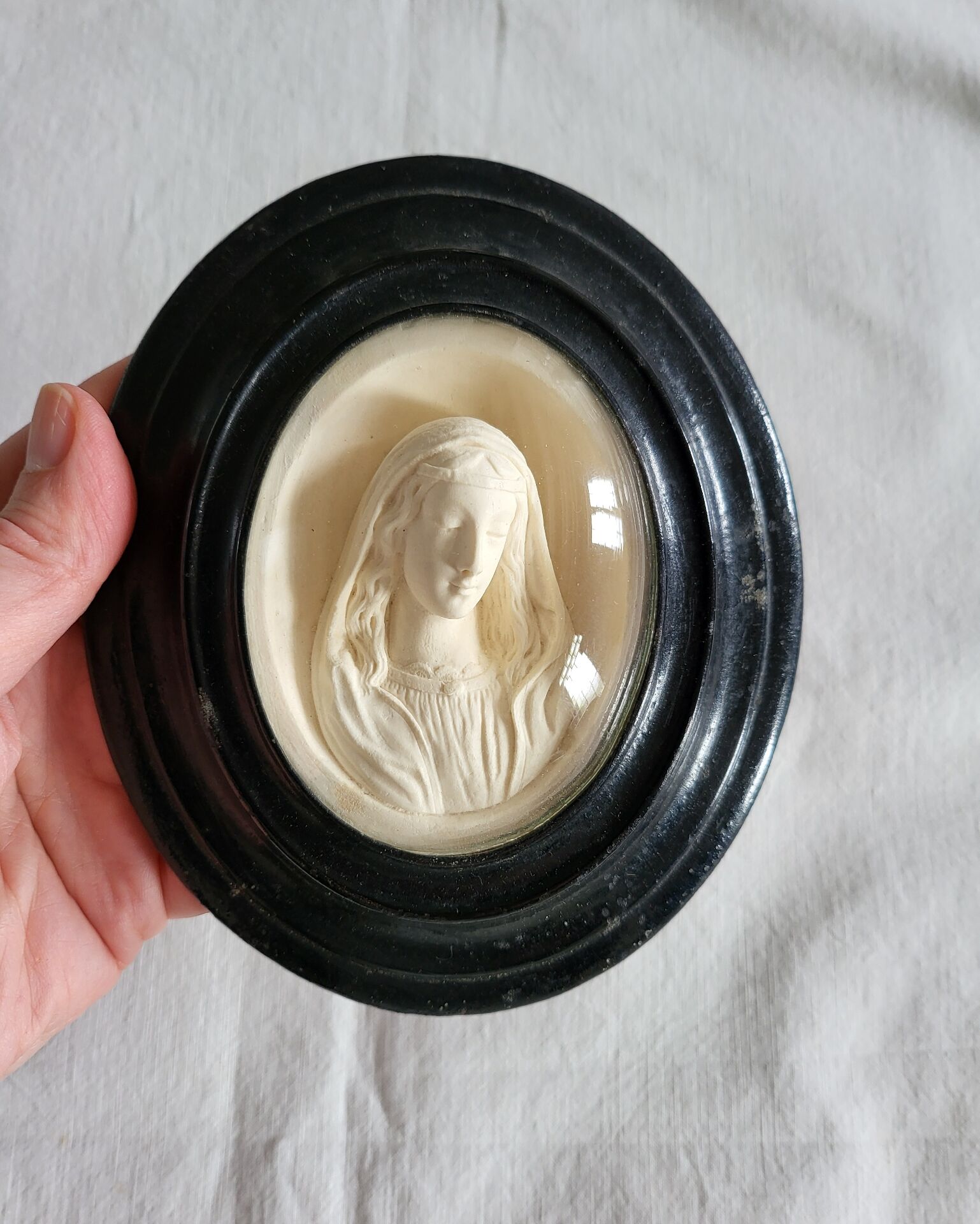 Médaillon religieux Vierge Marie cadre en bois noirci