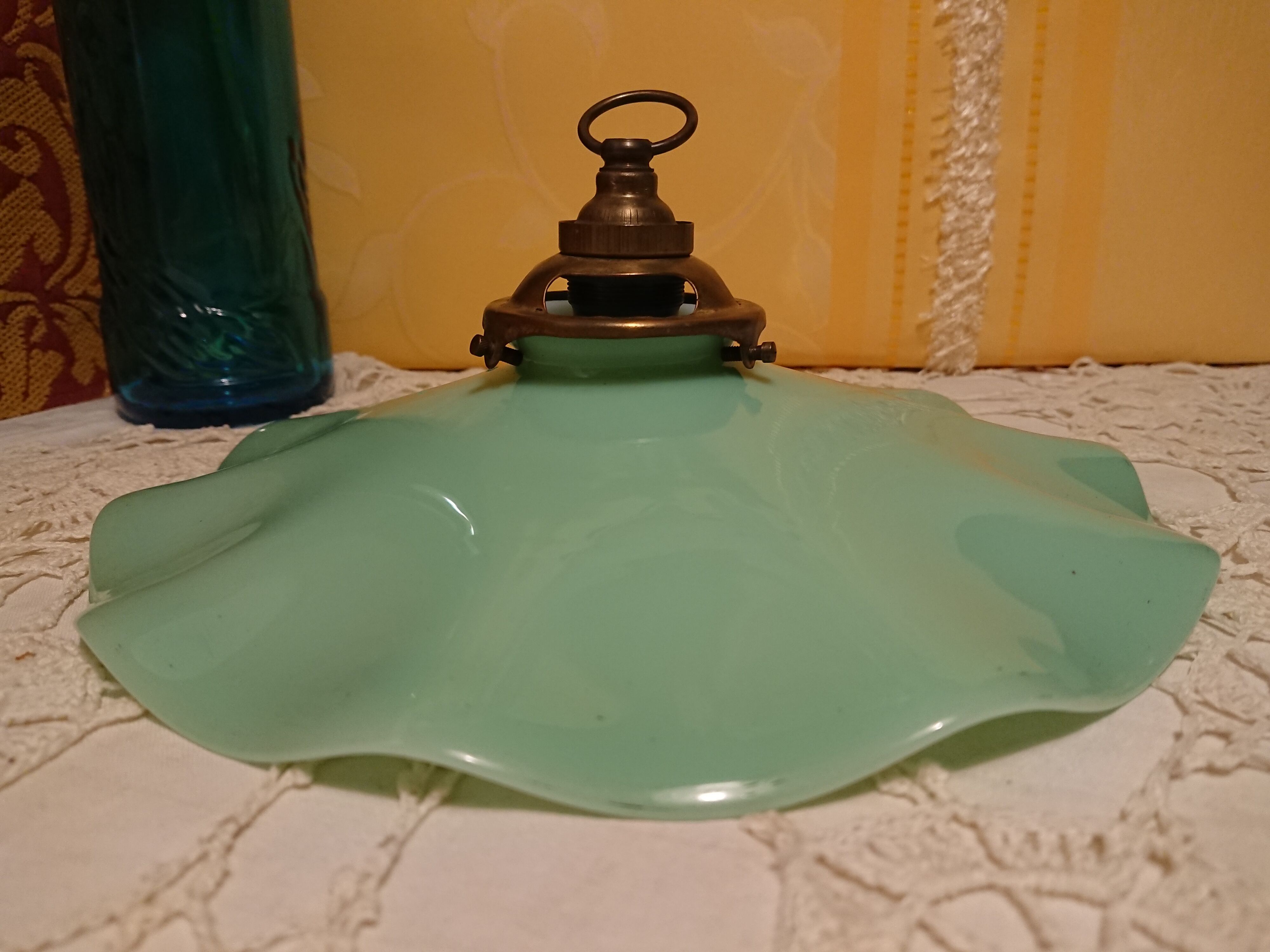 Suspension en verre france période 1940 coloris vert