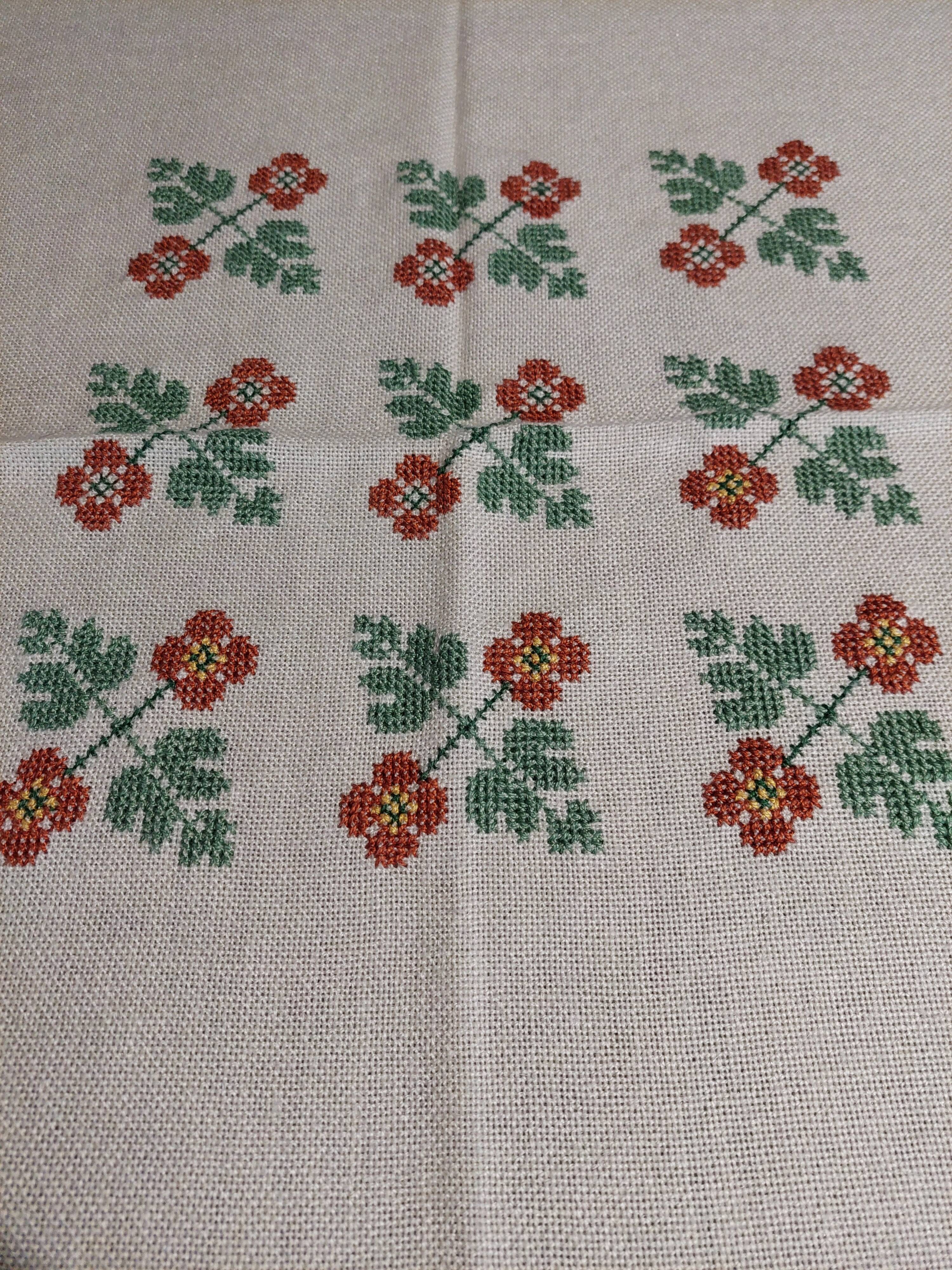 Vintage linen tablecloth and napkins acrylic embroidery 147 X 160 cm