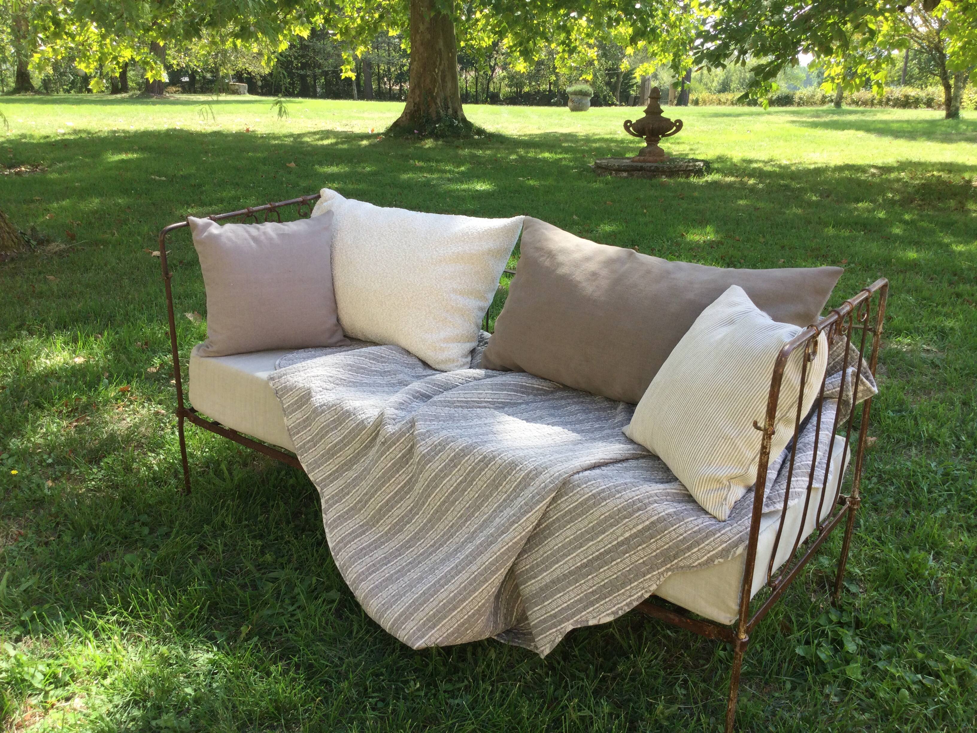 Lit banquette ancien fer forgé avec coussins
