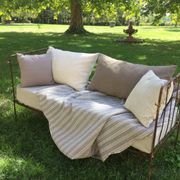 Lit banquette ancien fer forgé avec coussins