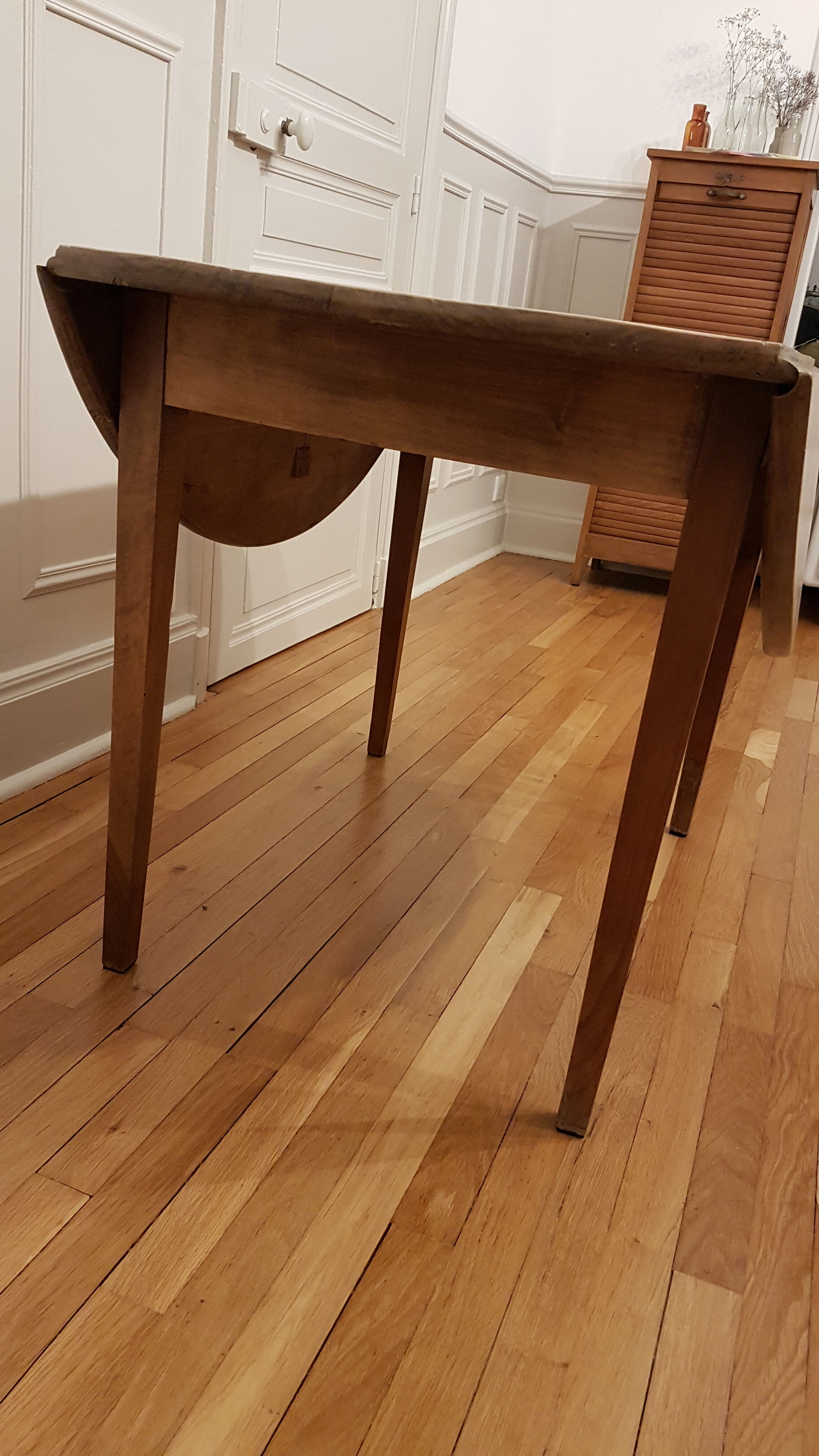 Round table with flaps