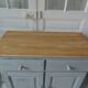 Buffet compacte  réenchantée en vert de gris, plateau bois.