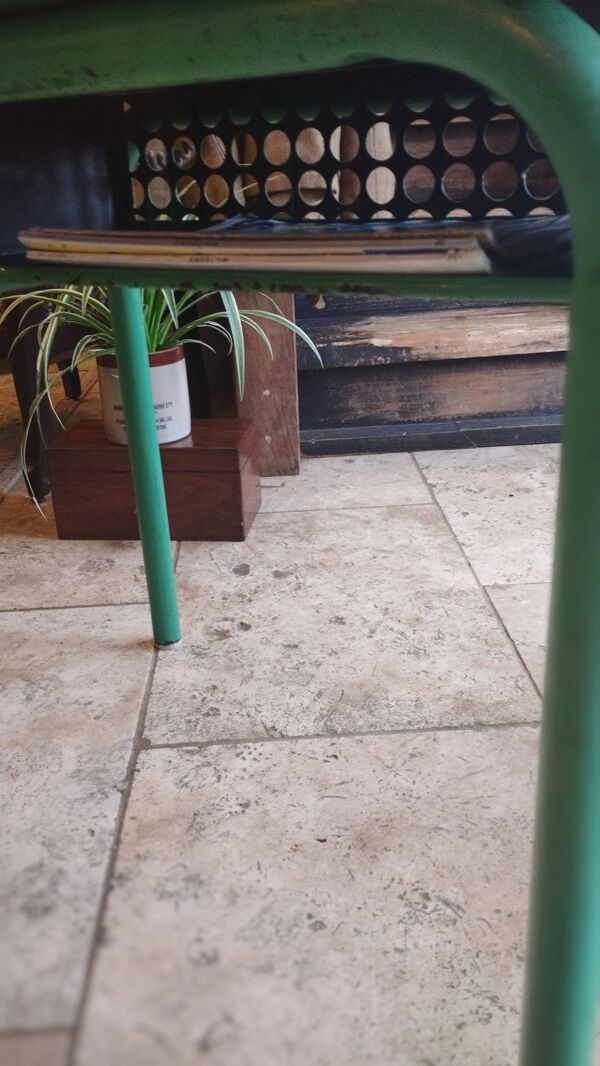 Bureau d'écolier des années 1960 sur peinture verte d'origine