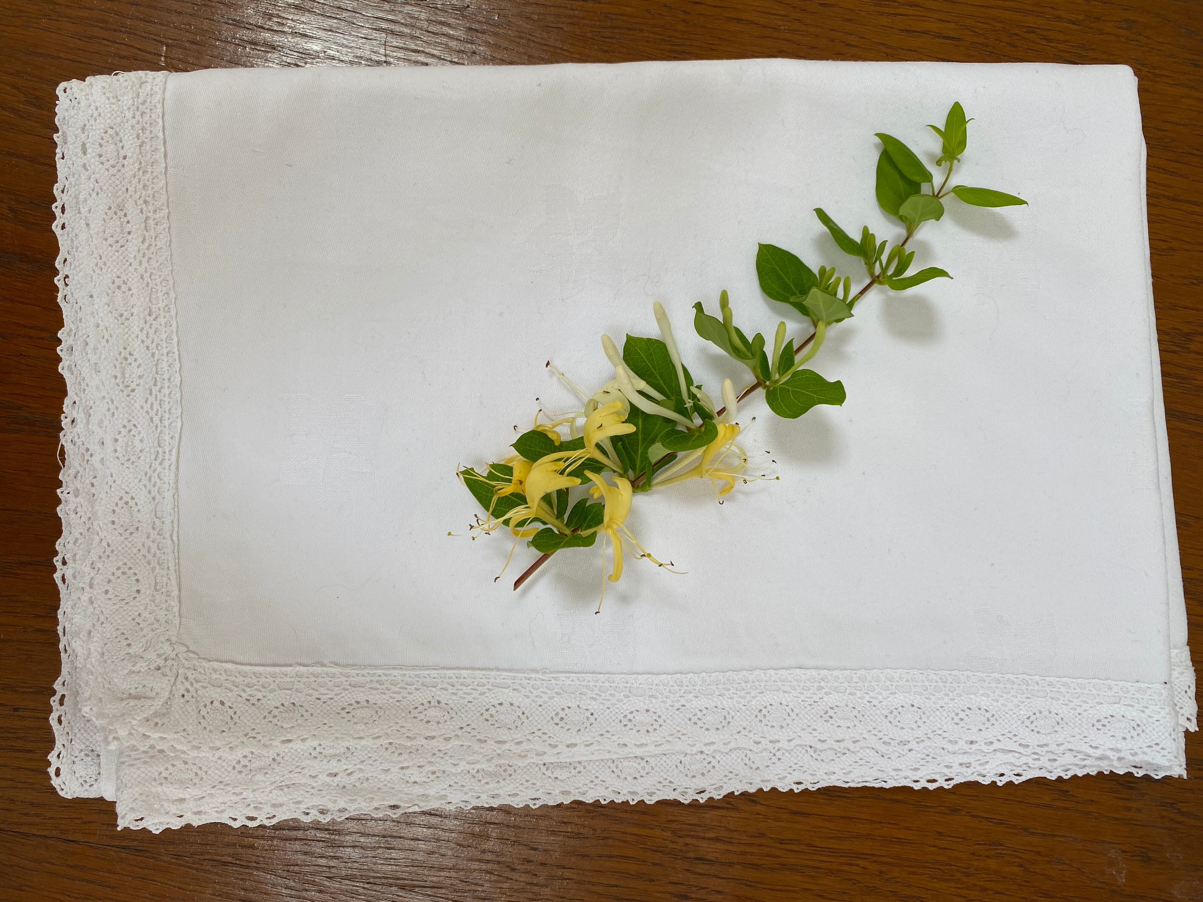 Ancienne nappe blanche brodée 100 x 150