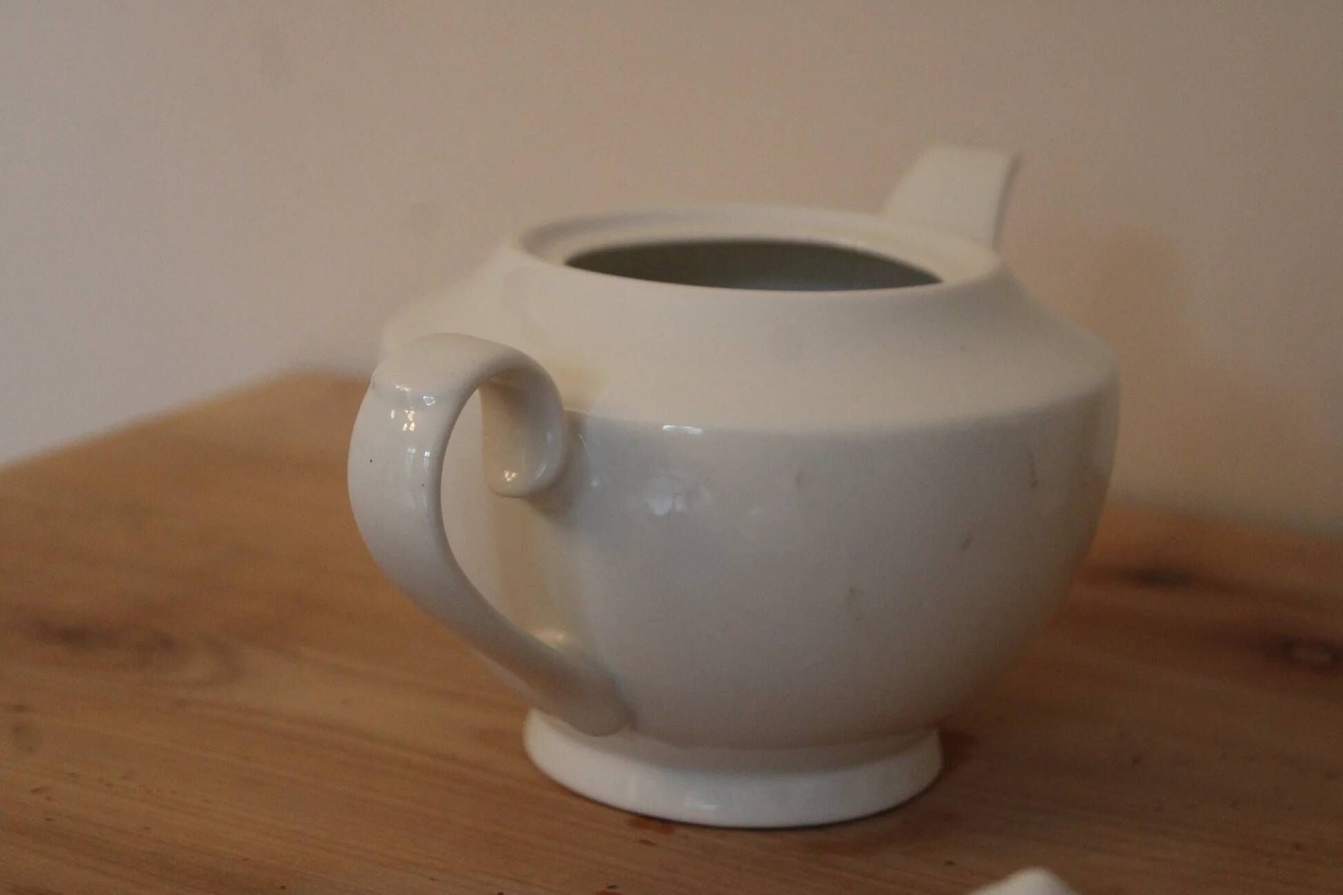 White ceramic teapot with glaze – Round shape and matching lid