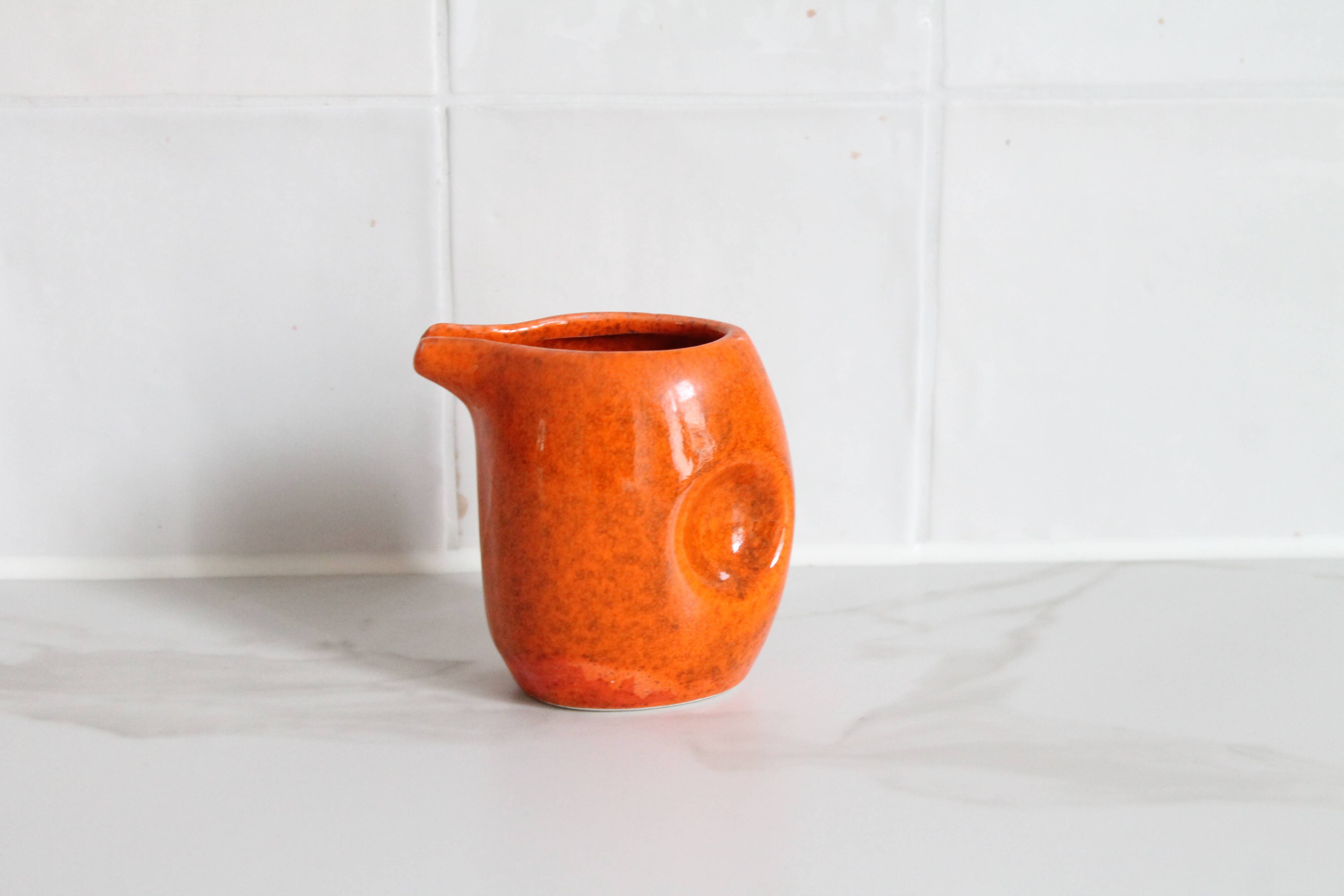 Petit pichet en céramique orange des années 70